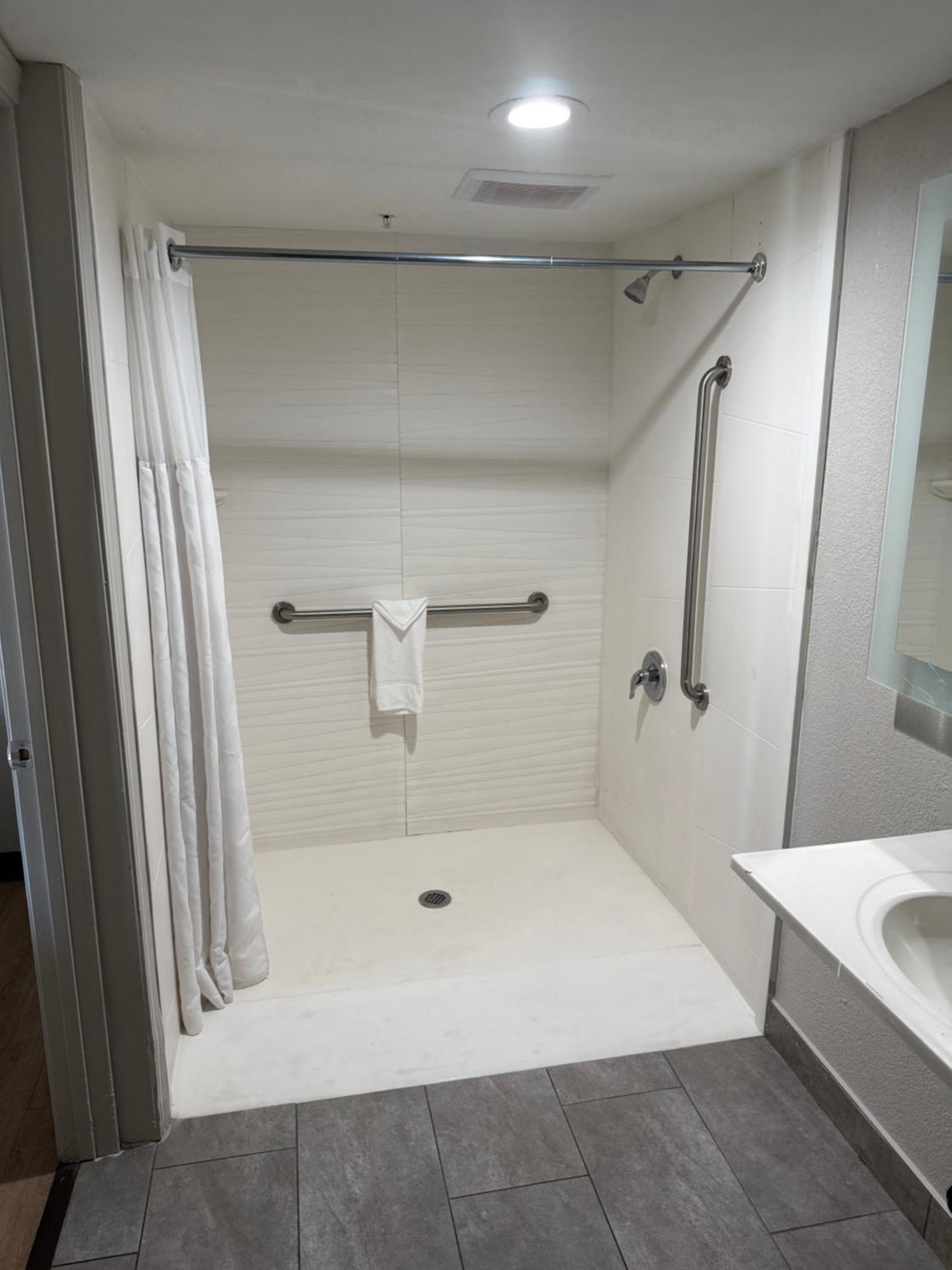 Queen Room with Two Queen Beds and Roll-In Shower - Mobility Access/Non-Smoking - Photo 4