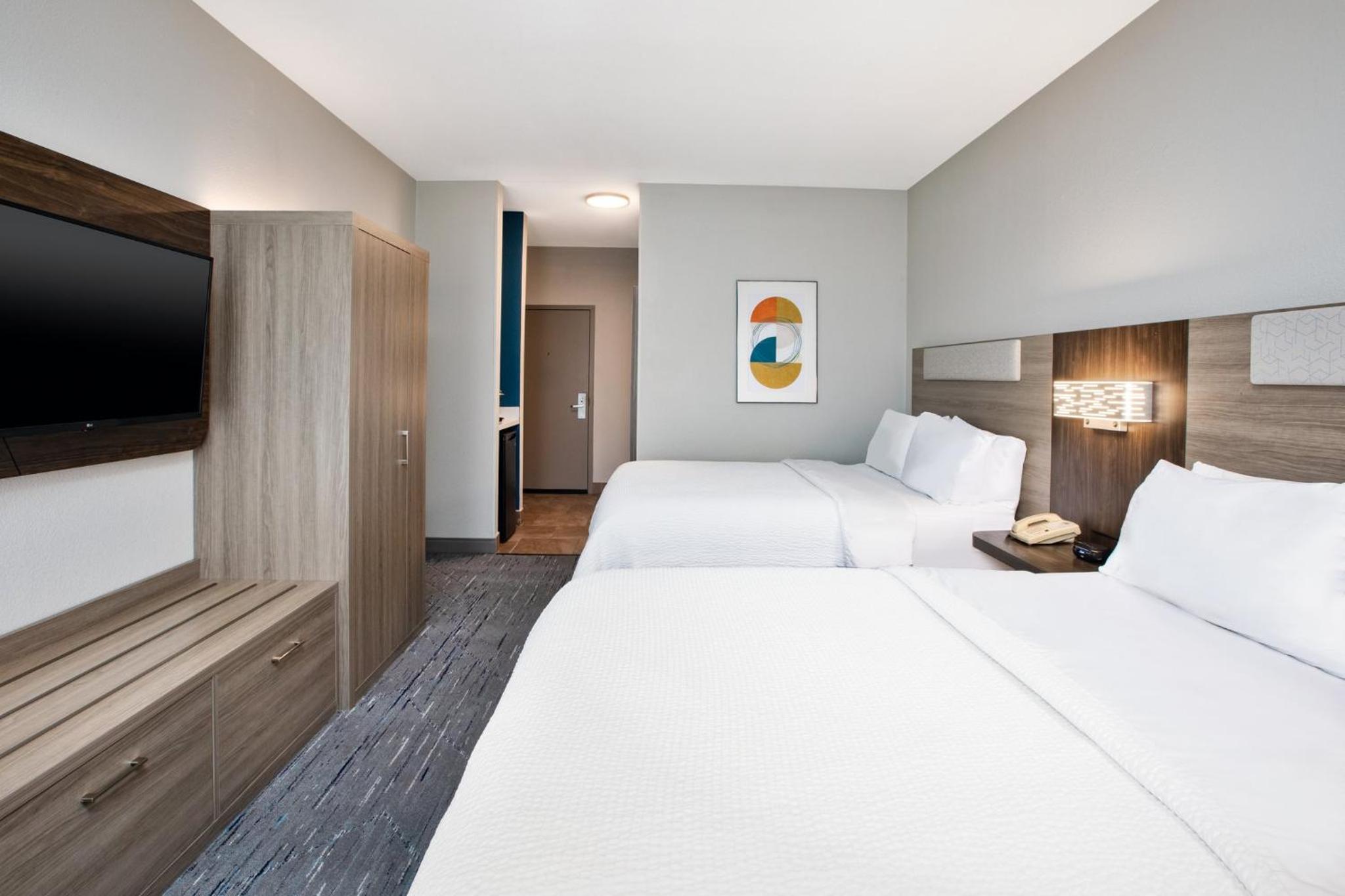 Standard Room with Two Queen Beds - Photo 2