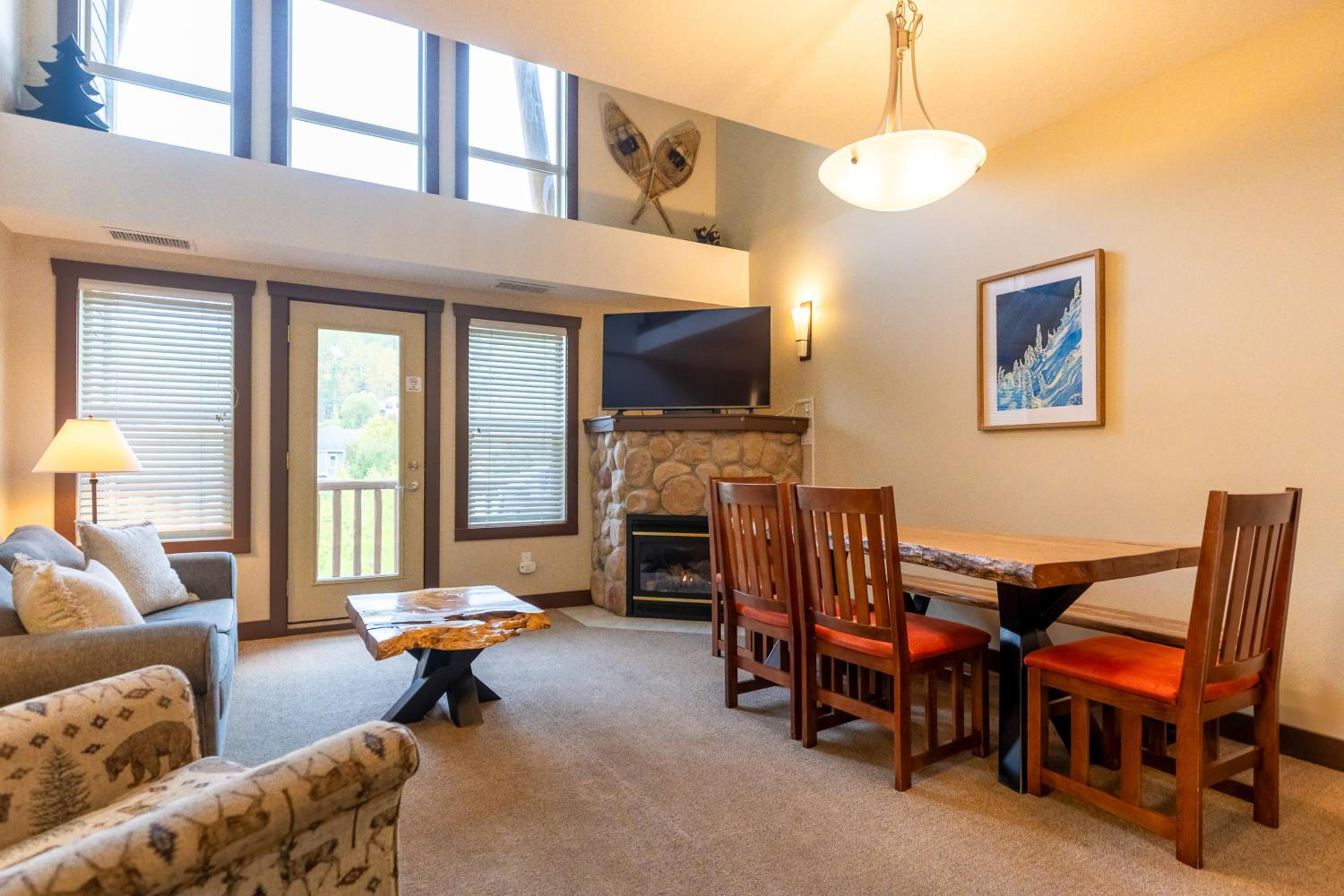 Three-Bedroom Apartment with Mountain View photo 1