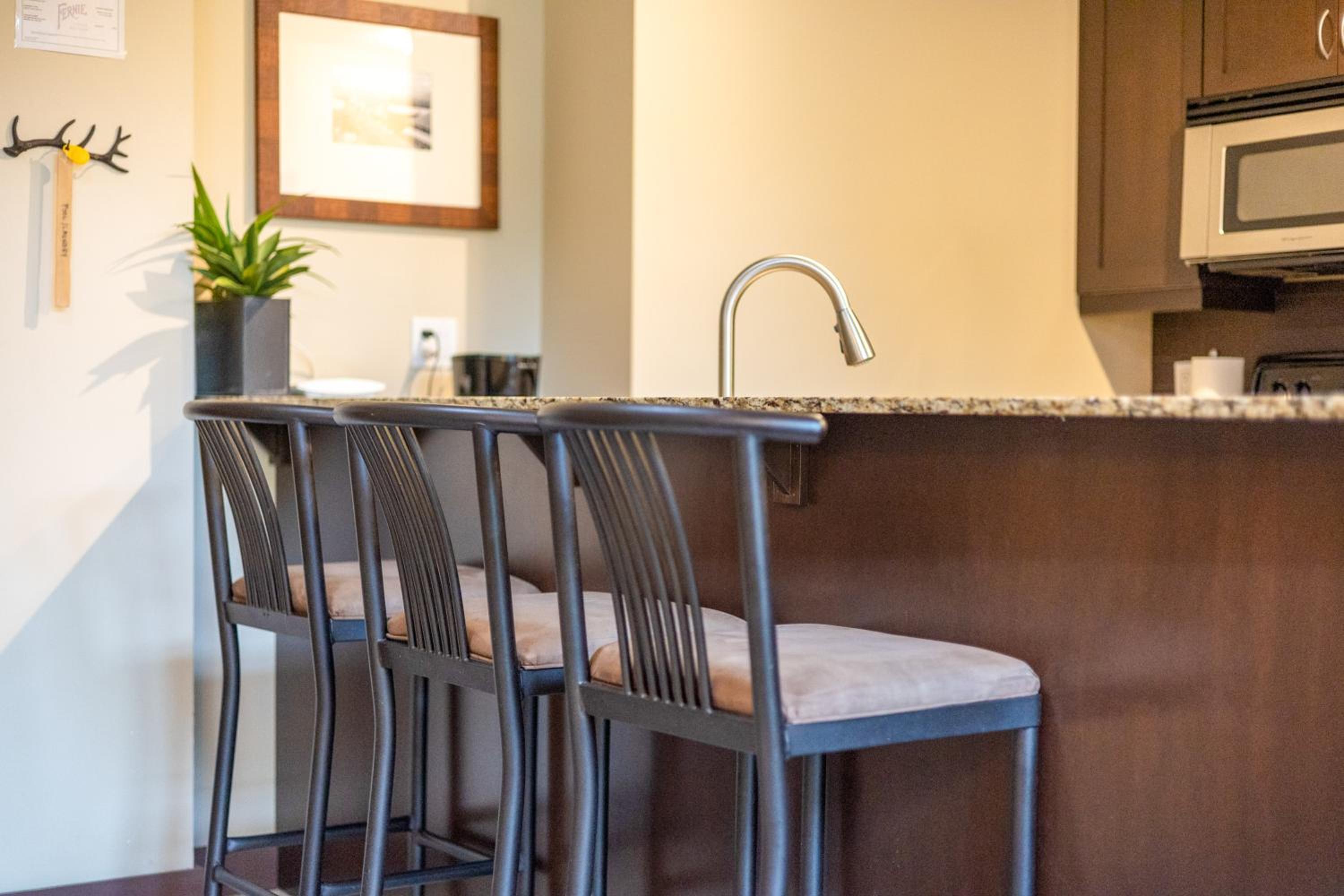 Three-Bedroom Apartment with Mountain View photo 2