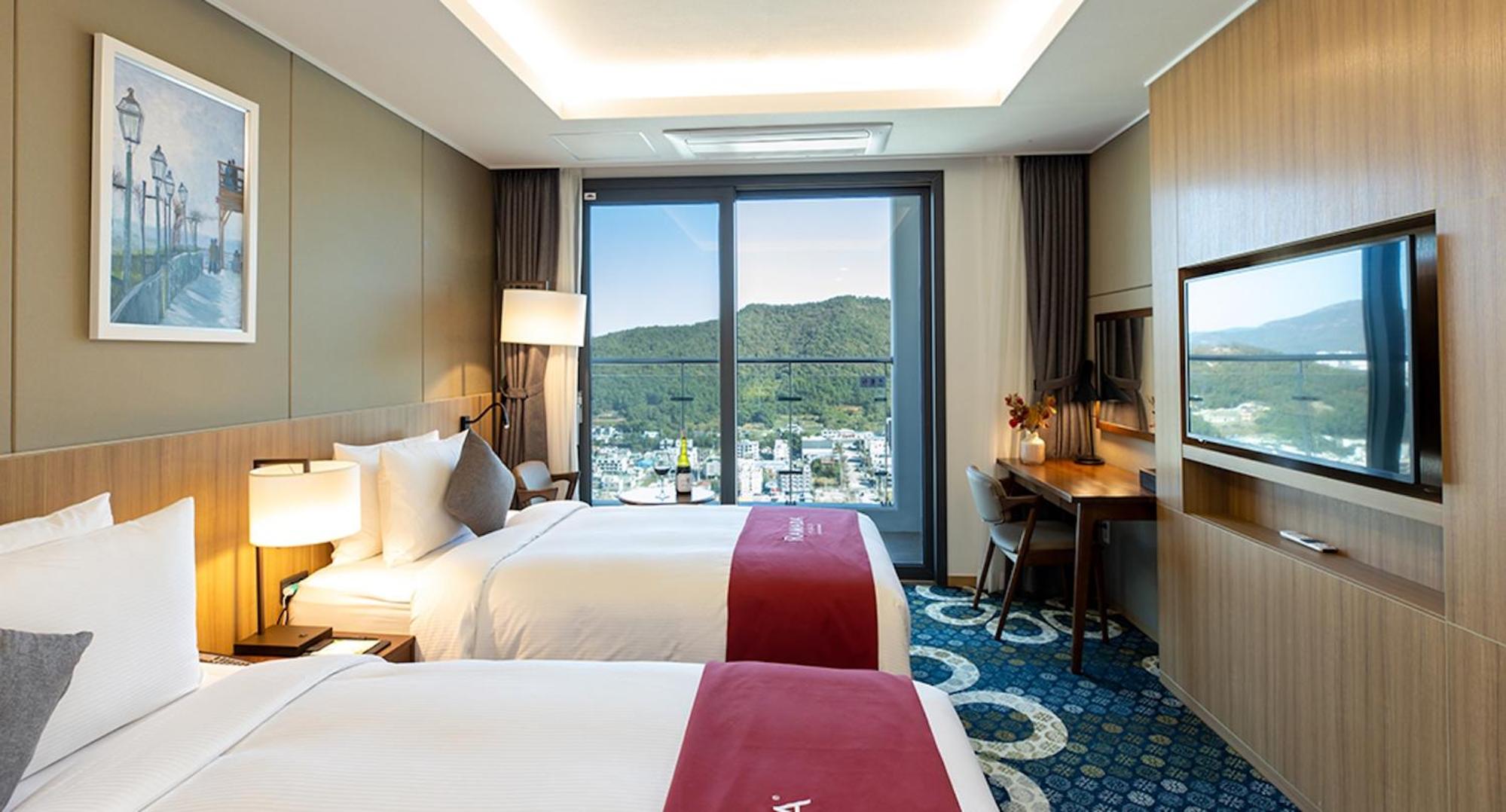 Superior Twin Room with Mountain View - Photo 2