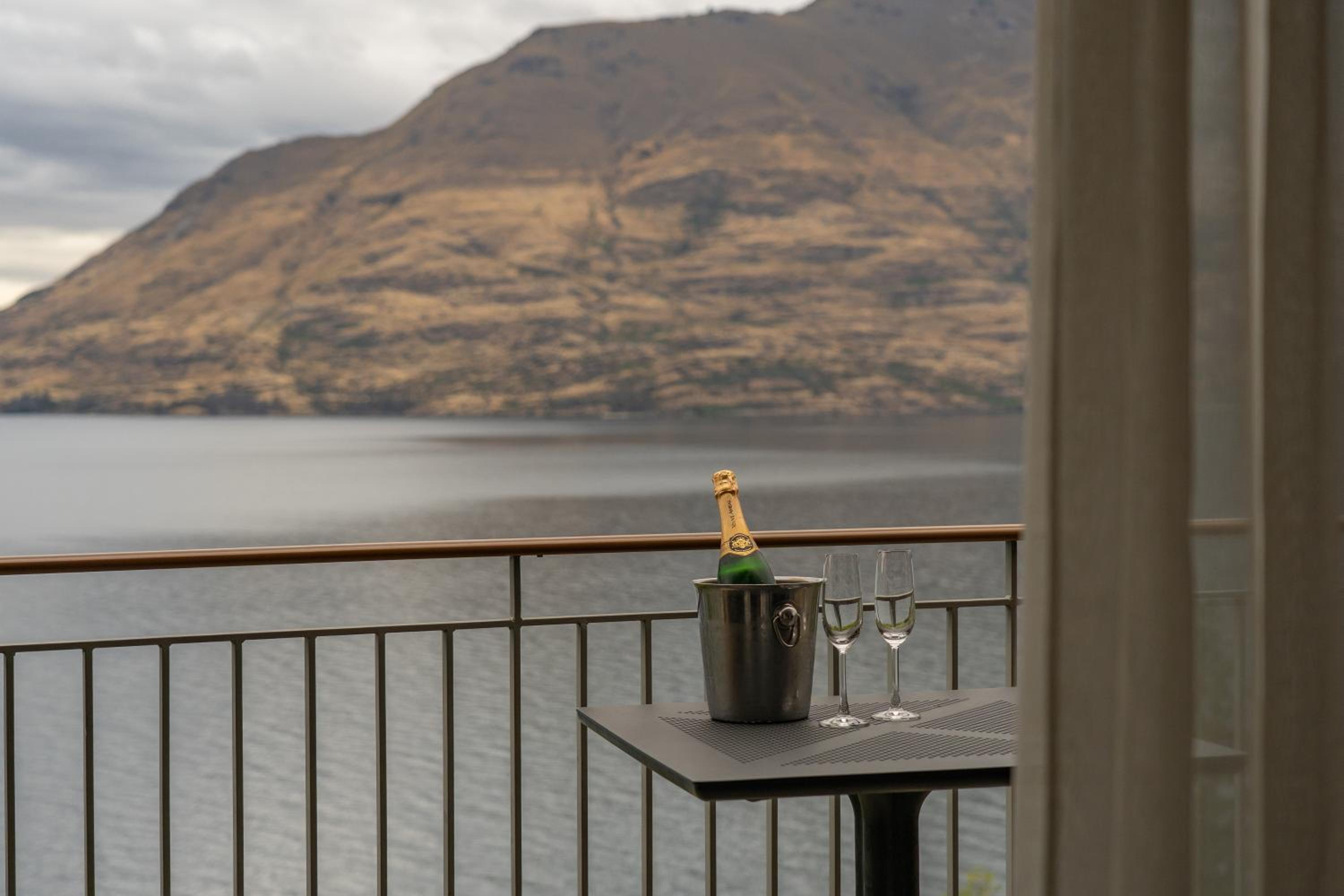 Premier Two-Bedroom Apartment with Lake View - Photo 6