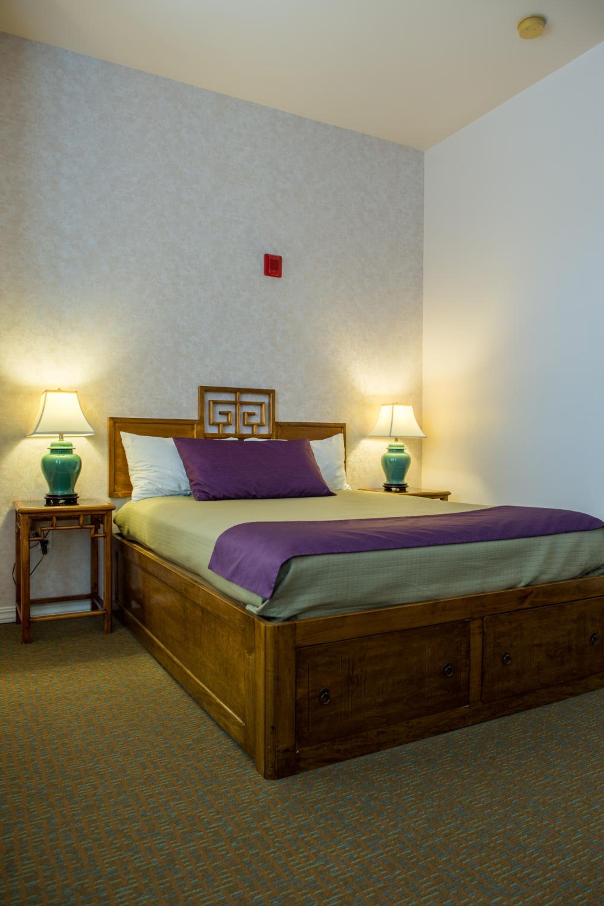 Queen Room - Photo 11