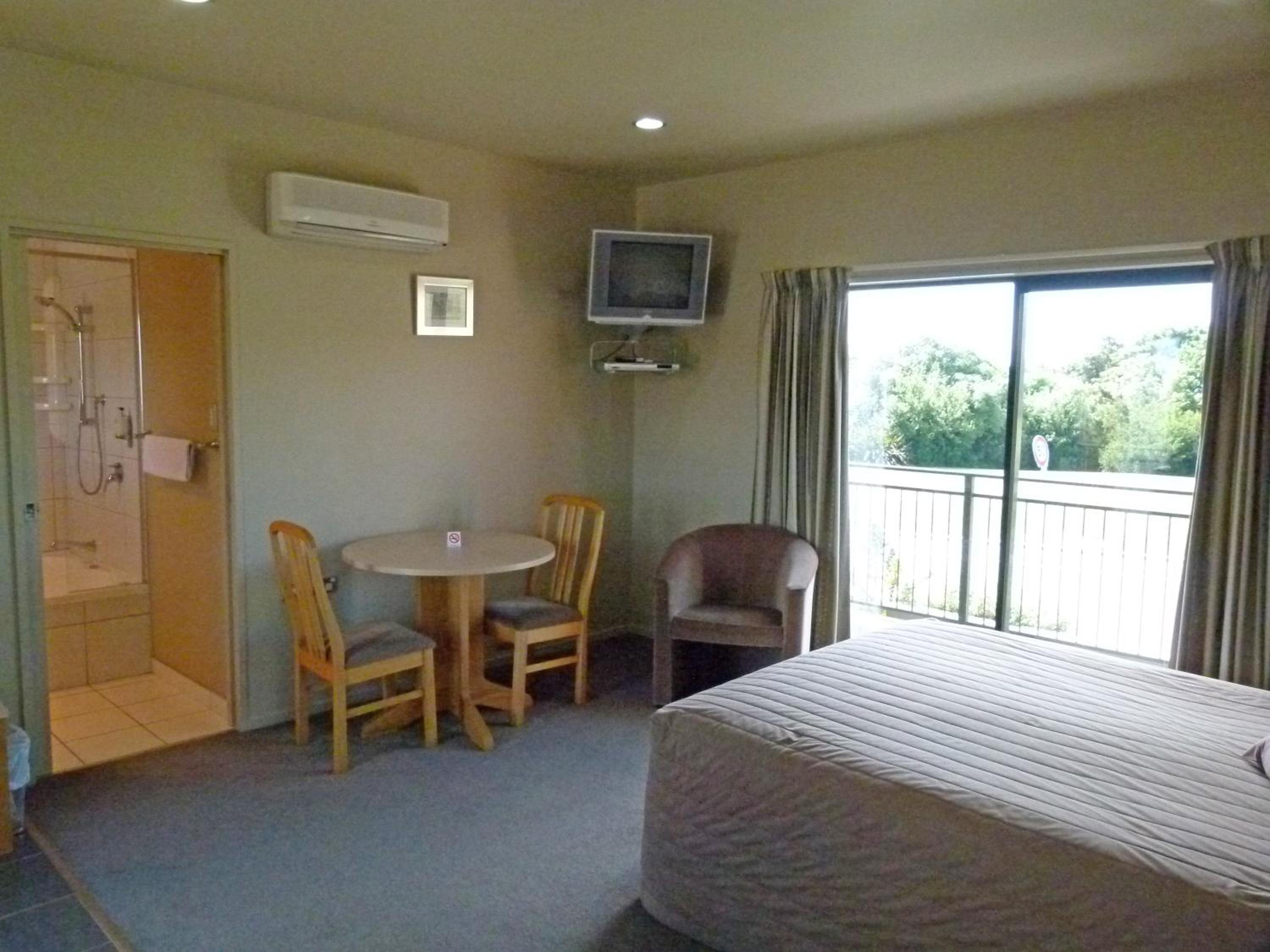 Deluxe Studio with Spa Bath photo 2