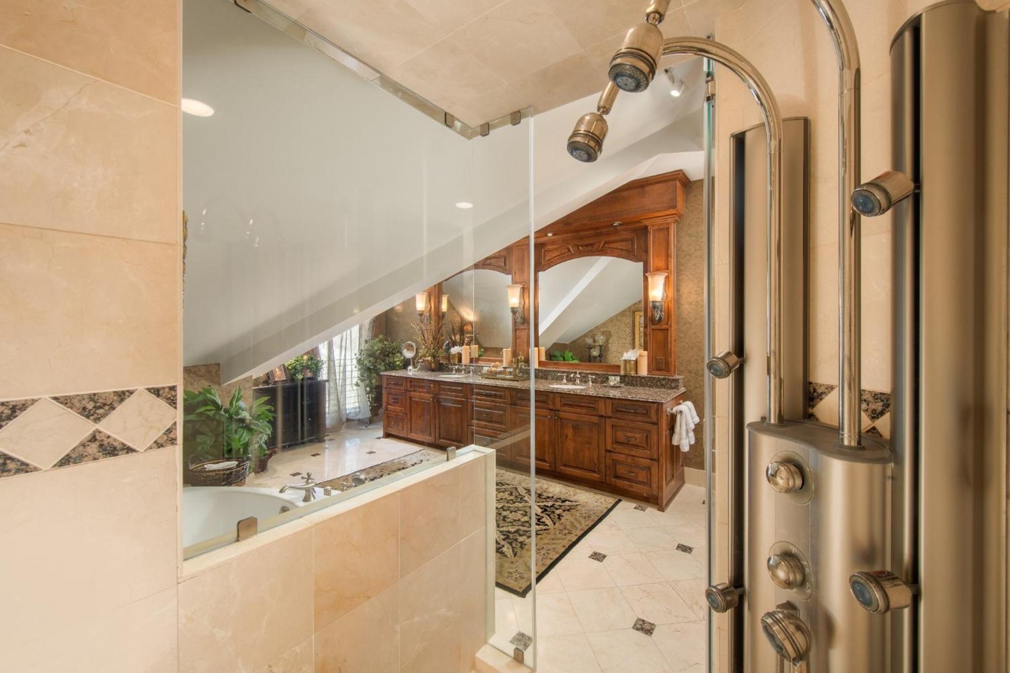 Suite - Photo 19
