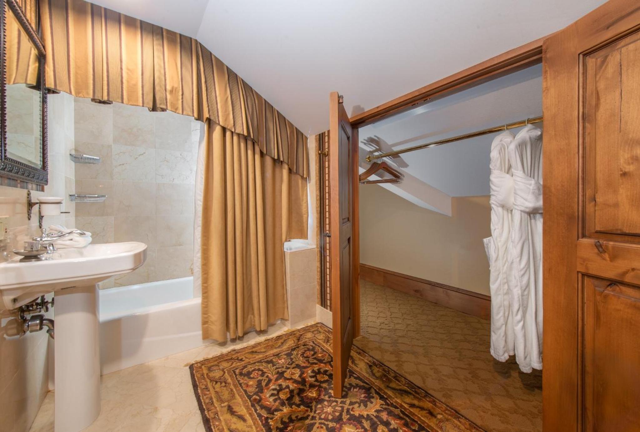 Suite - Photo 15