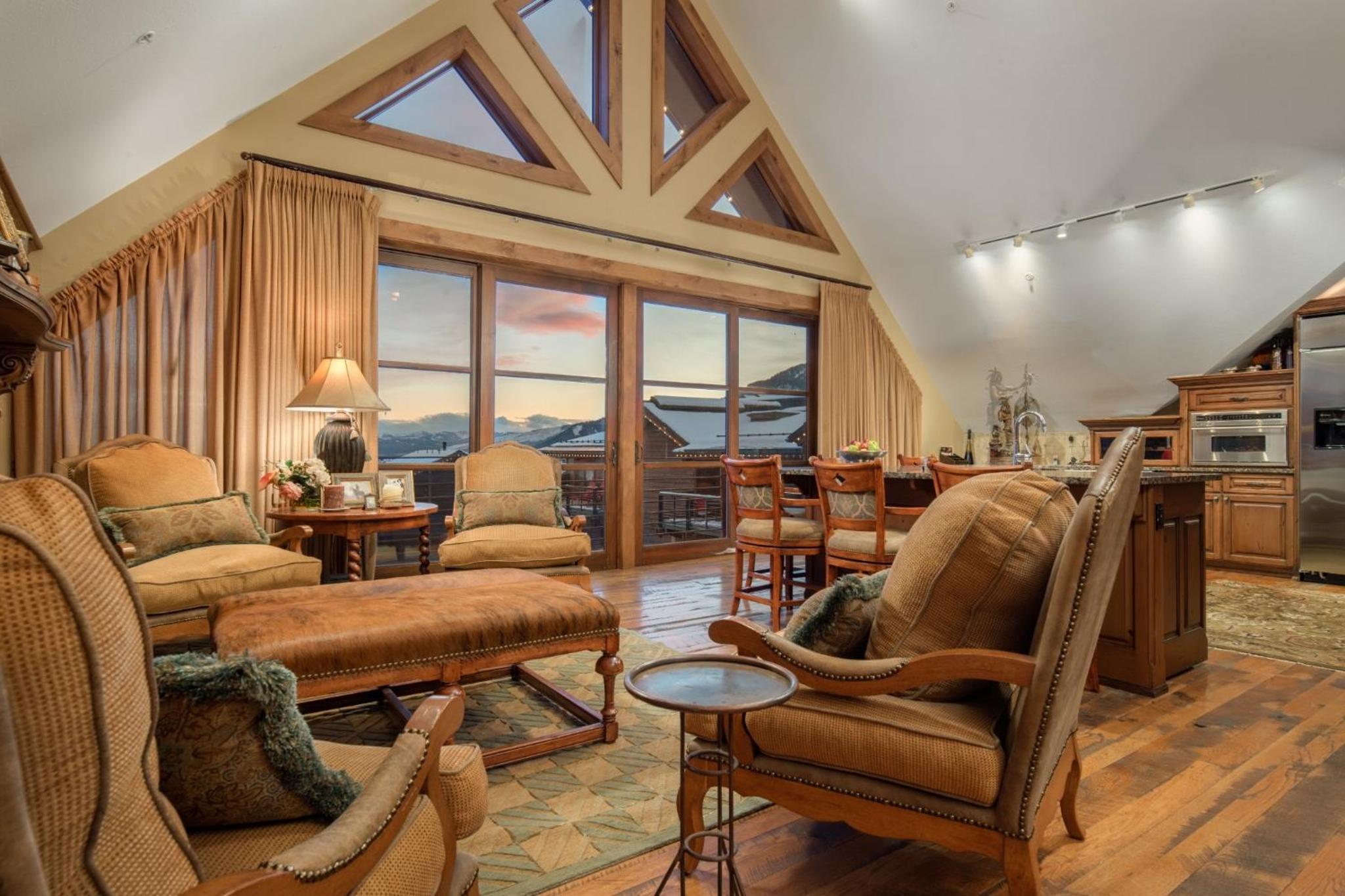 Suite - Photo 18