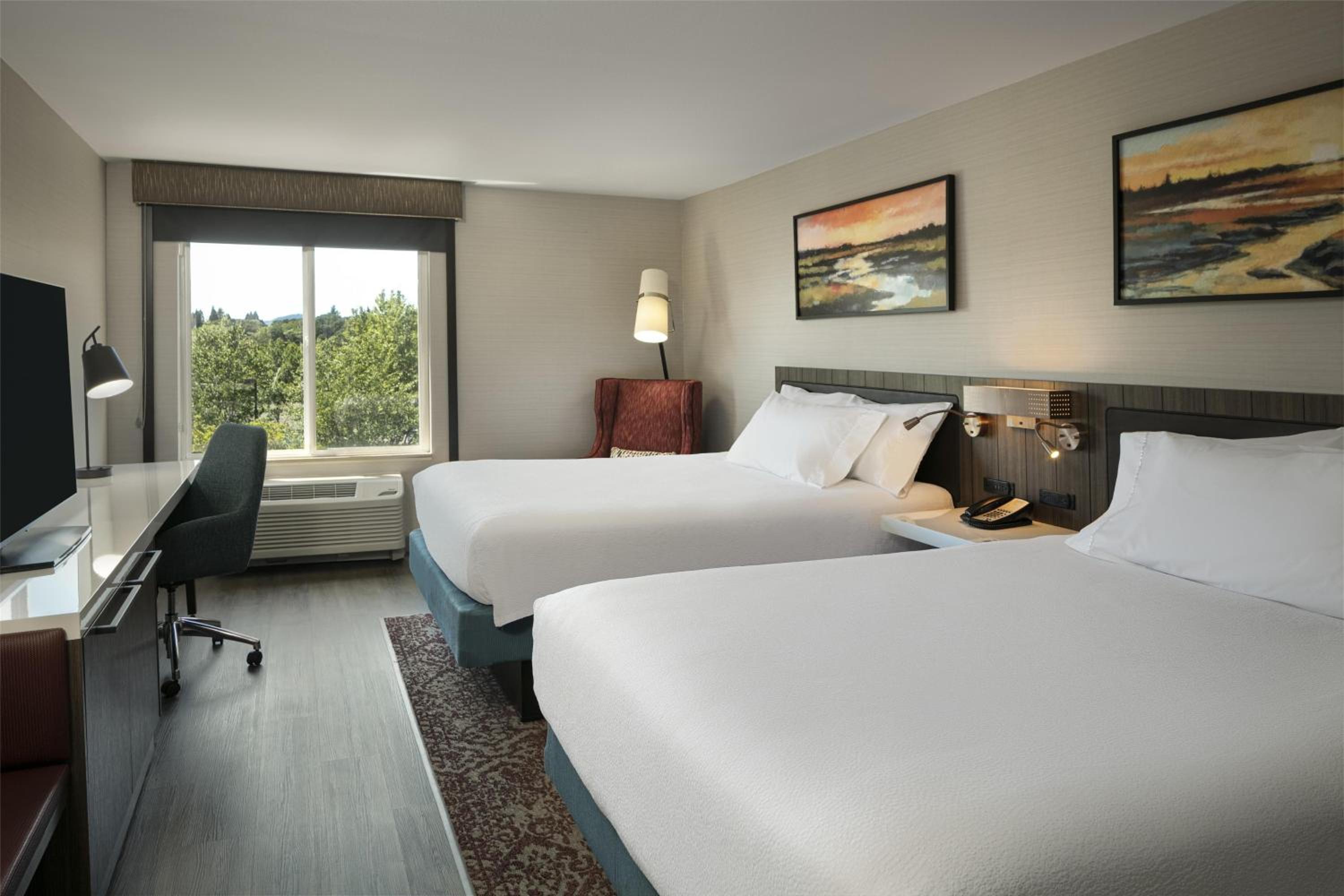 Queen Room with Two Queen Beds - Photo 3