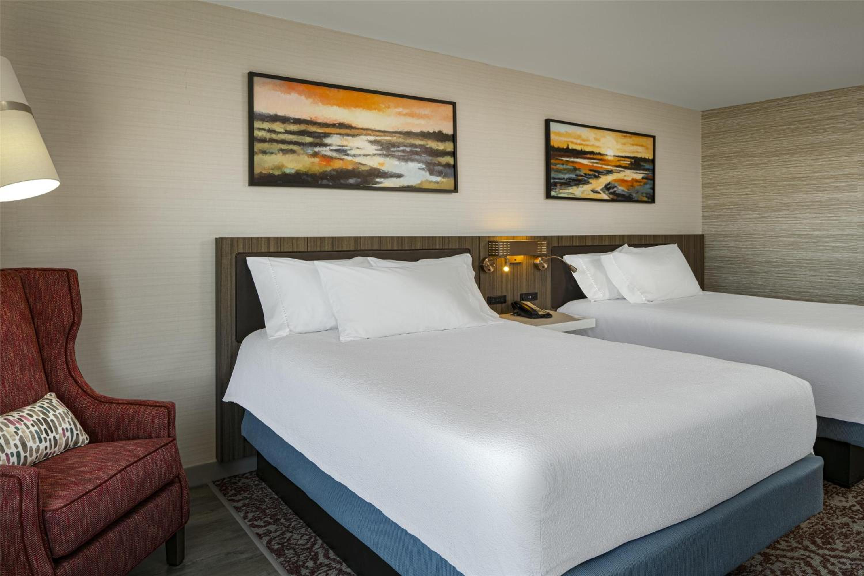 Queen Room with Two Queen Beds - Photo 5