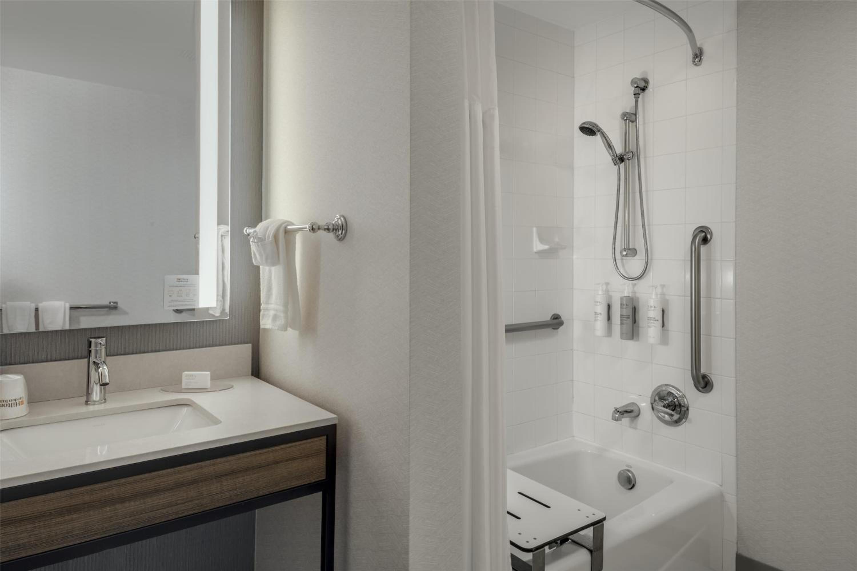 Queen Room with Two Queen Beds - Mobility Access - Photo 4