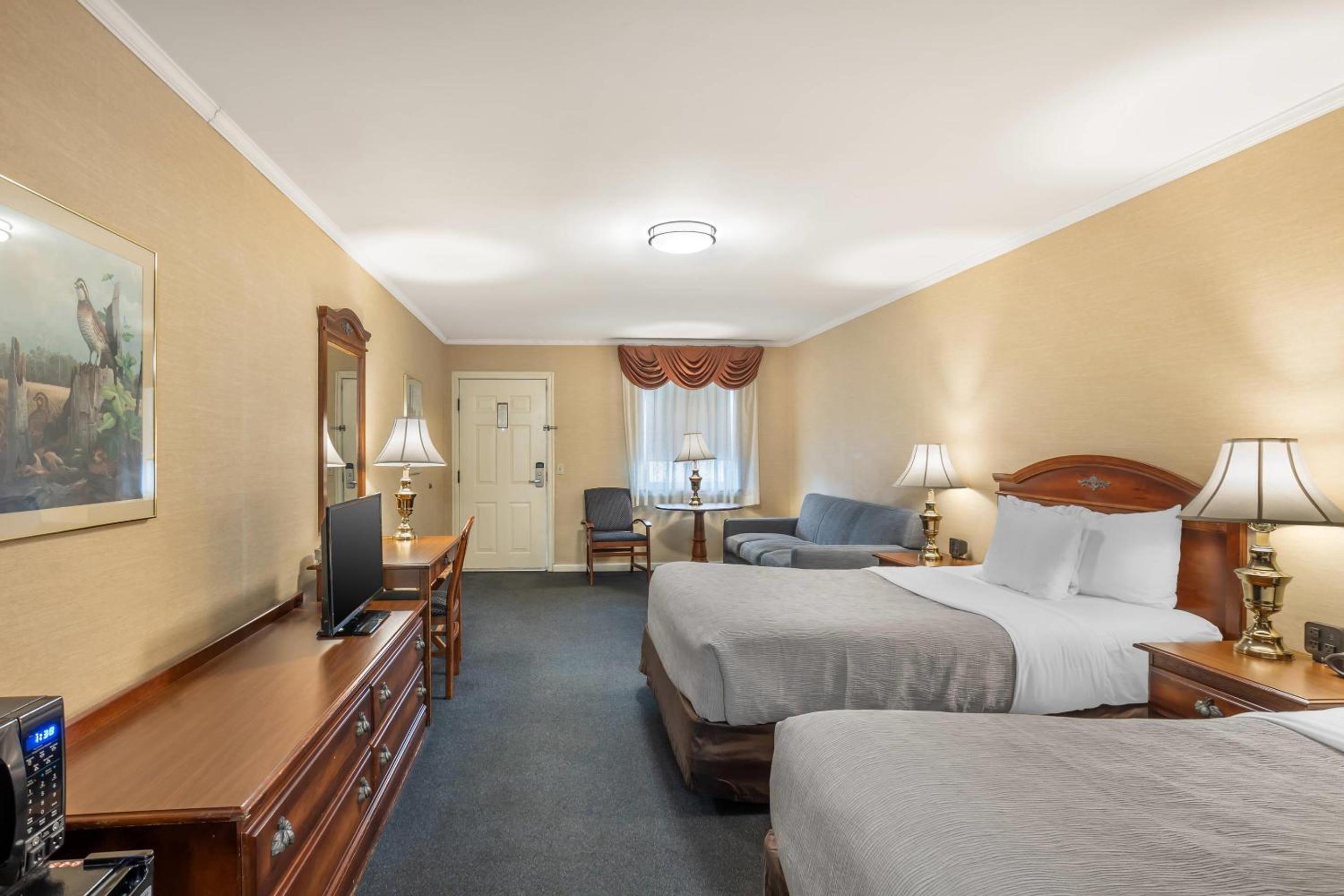 Queen Room with Two Queen Beds - Non-Smoking photo 3