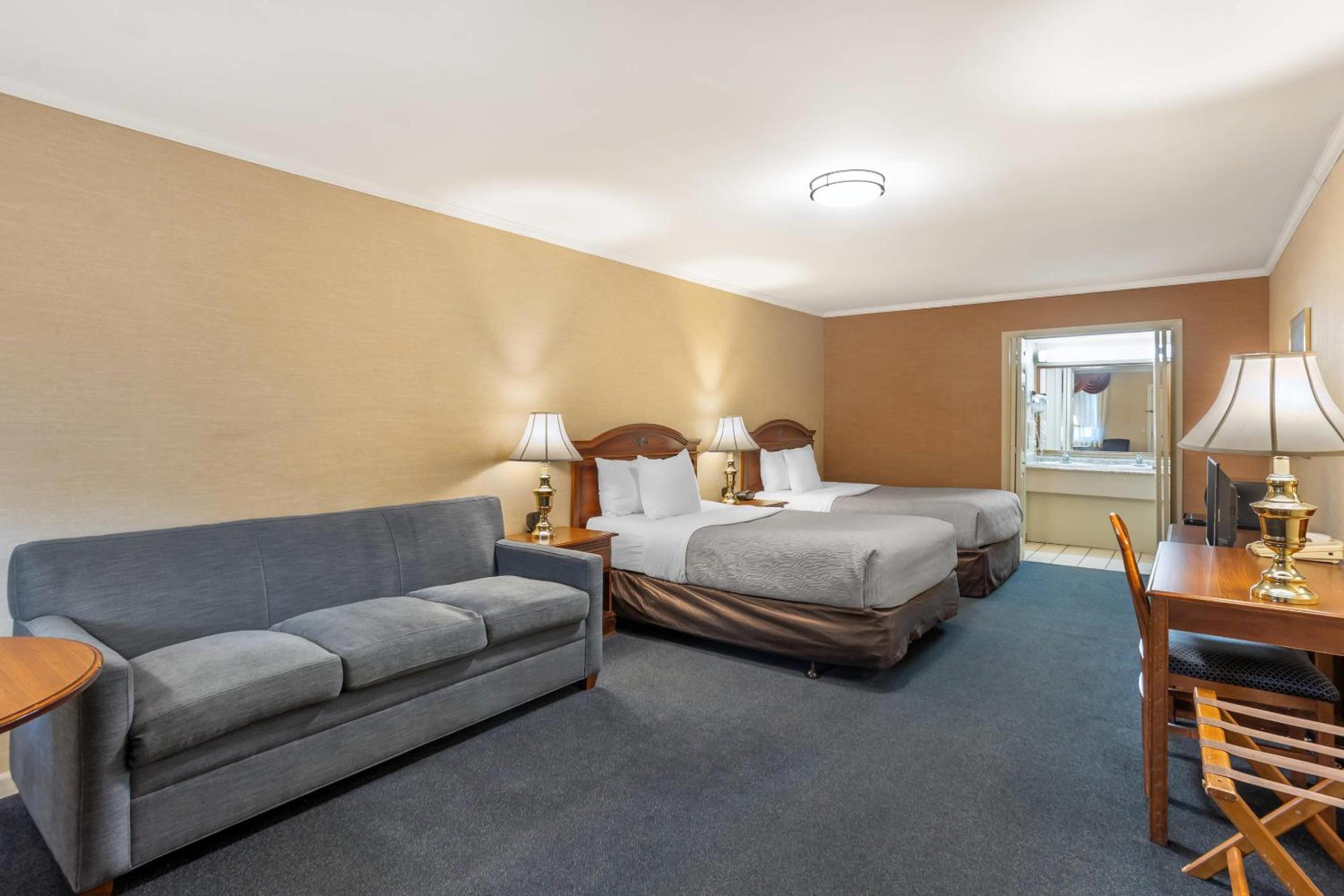 Queen Room with Two Queen Beds - Non-Smoking photo 1