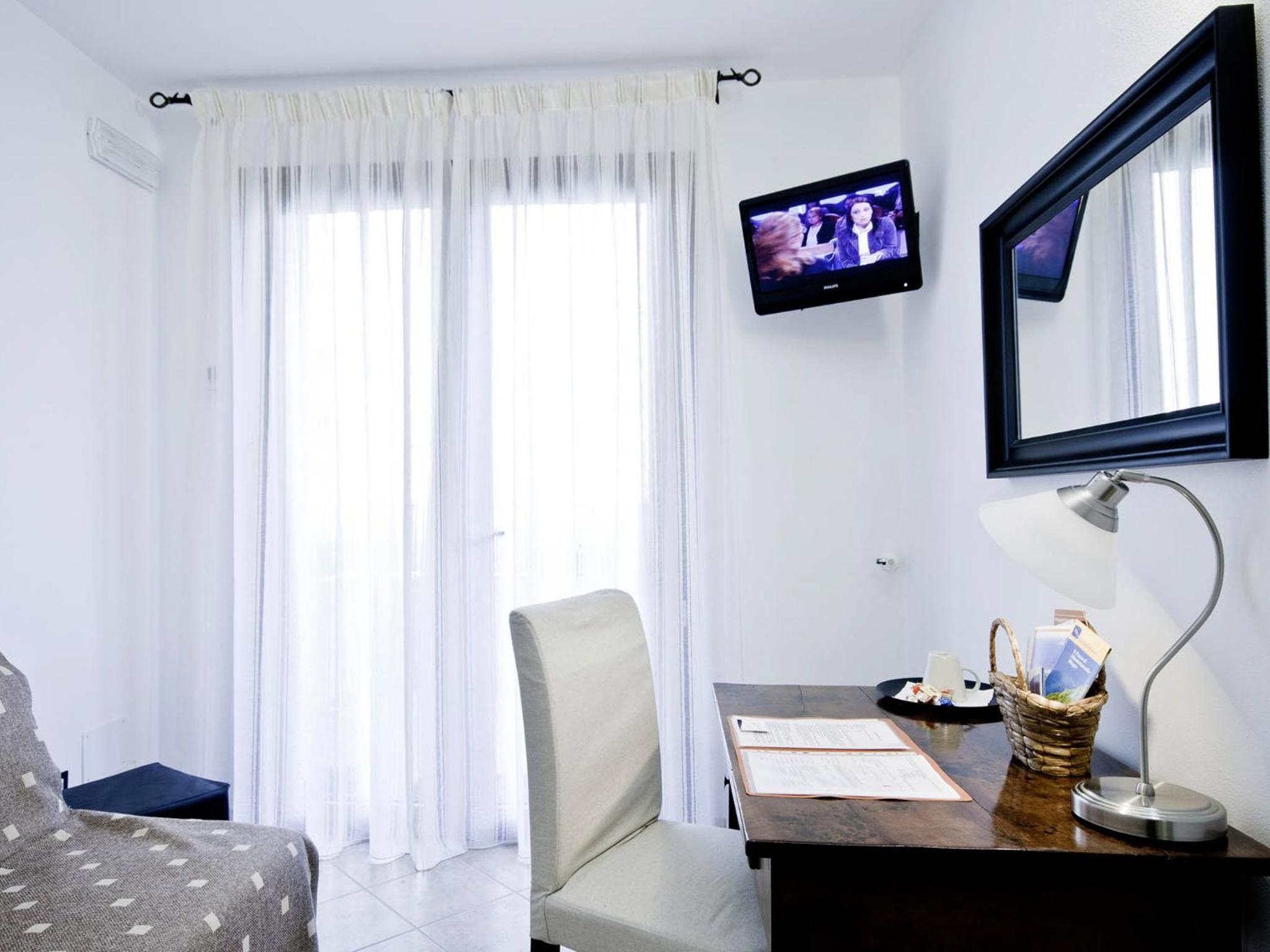 Single Room with Private Bathroom photo 3