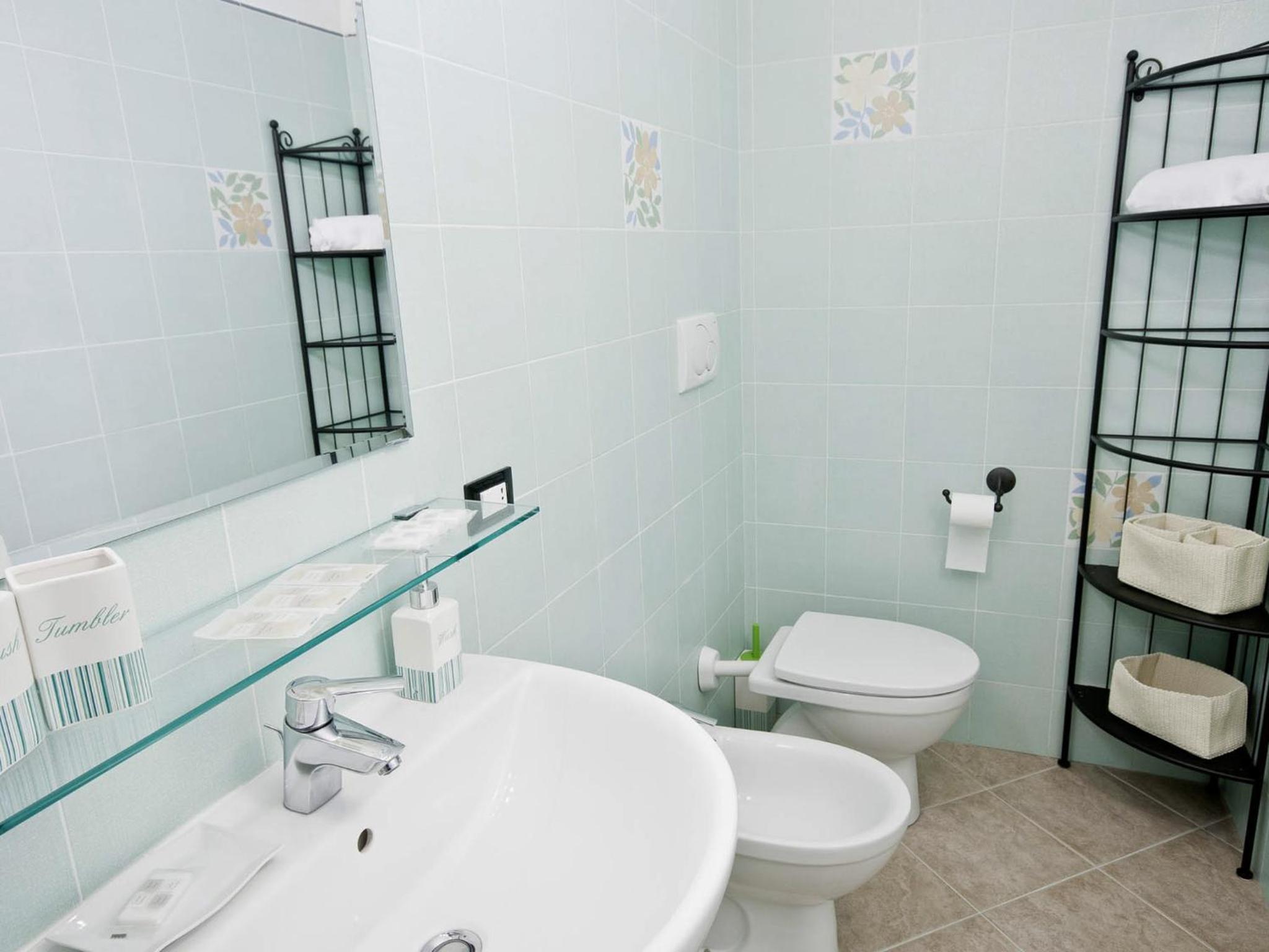 Single Room with Private Bathroom photo 2