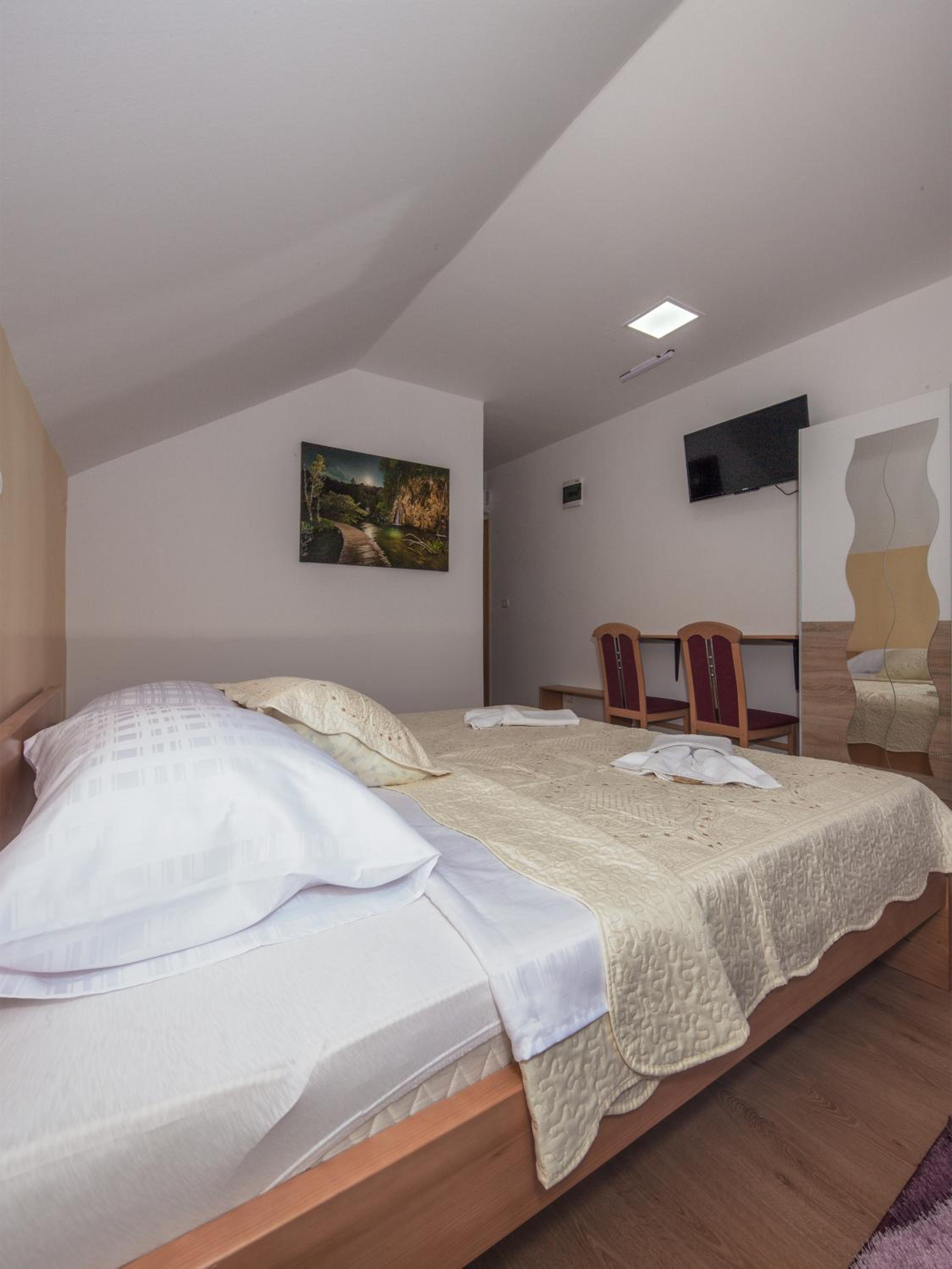 Deluxe Double Room with Balcony - Photo 2