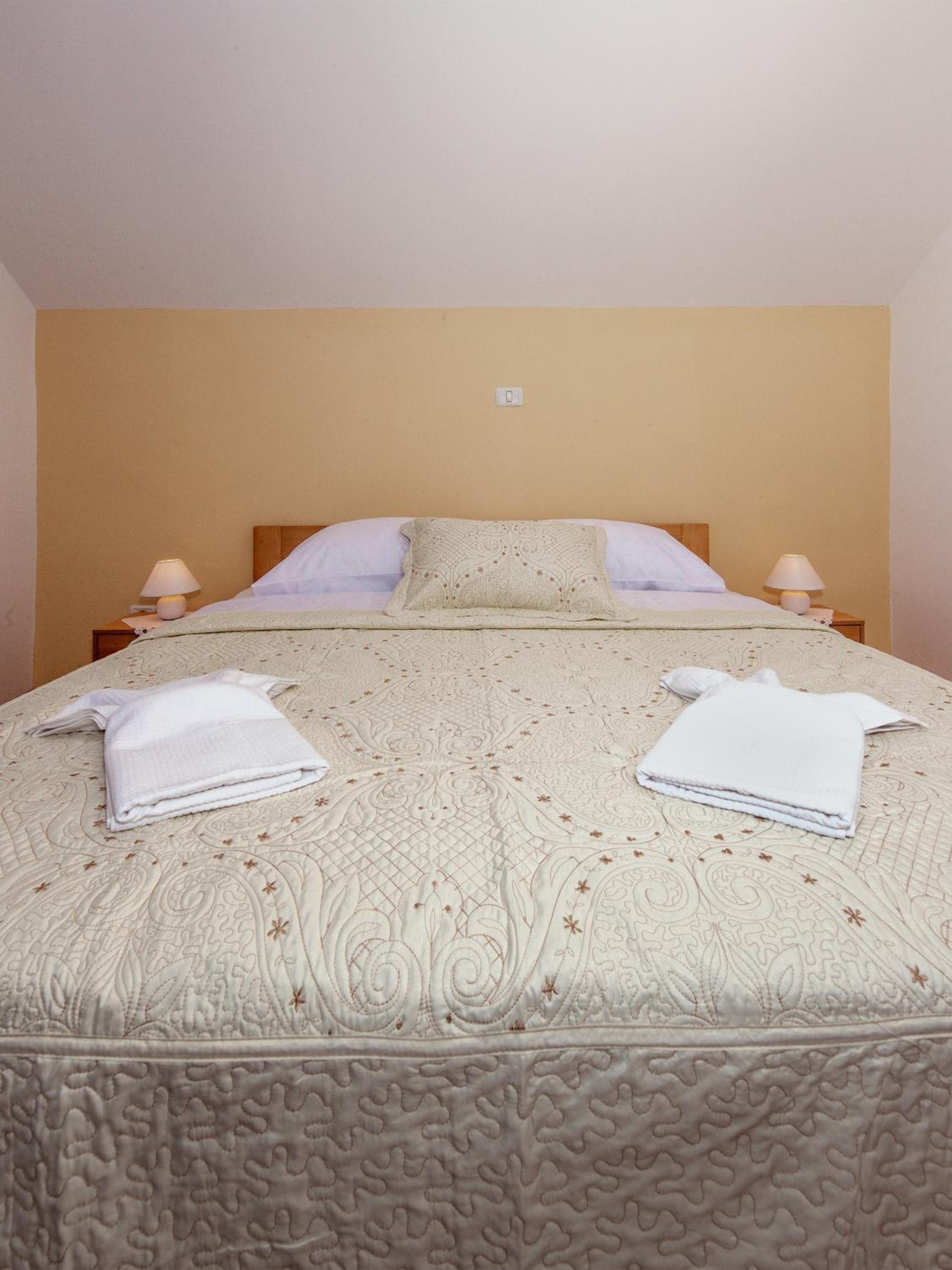 Deluxe Double Room with Balcony - Photo 4