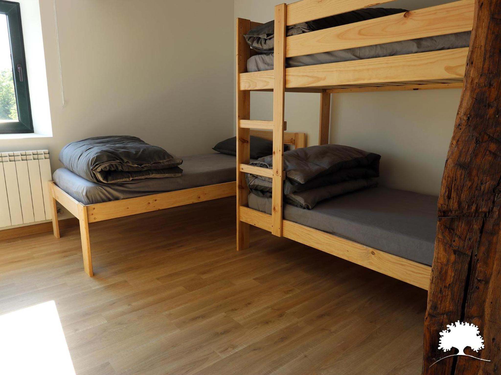 Basic Triple Room with Shared Bathroom - Photo 2