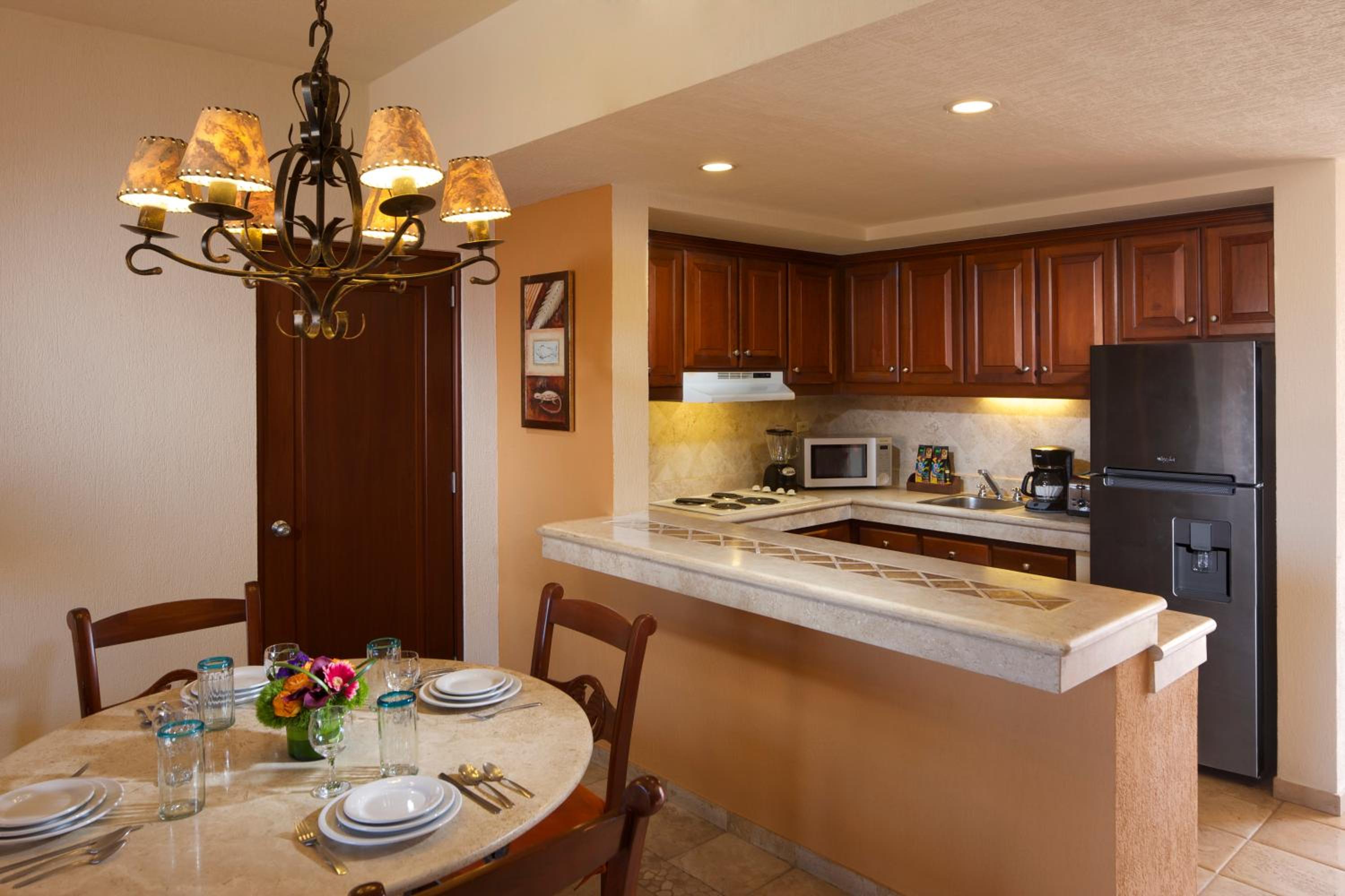 Luxury Suite - Photo 6