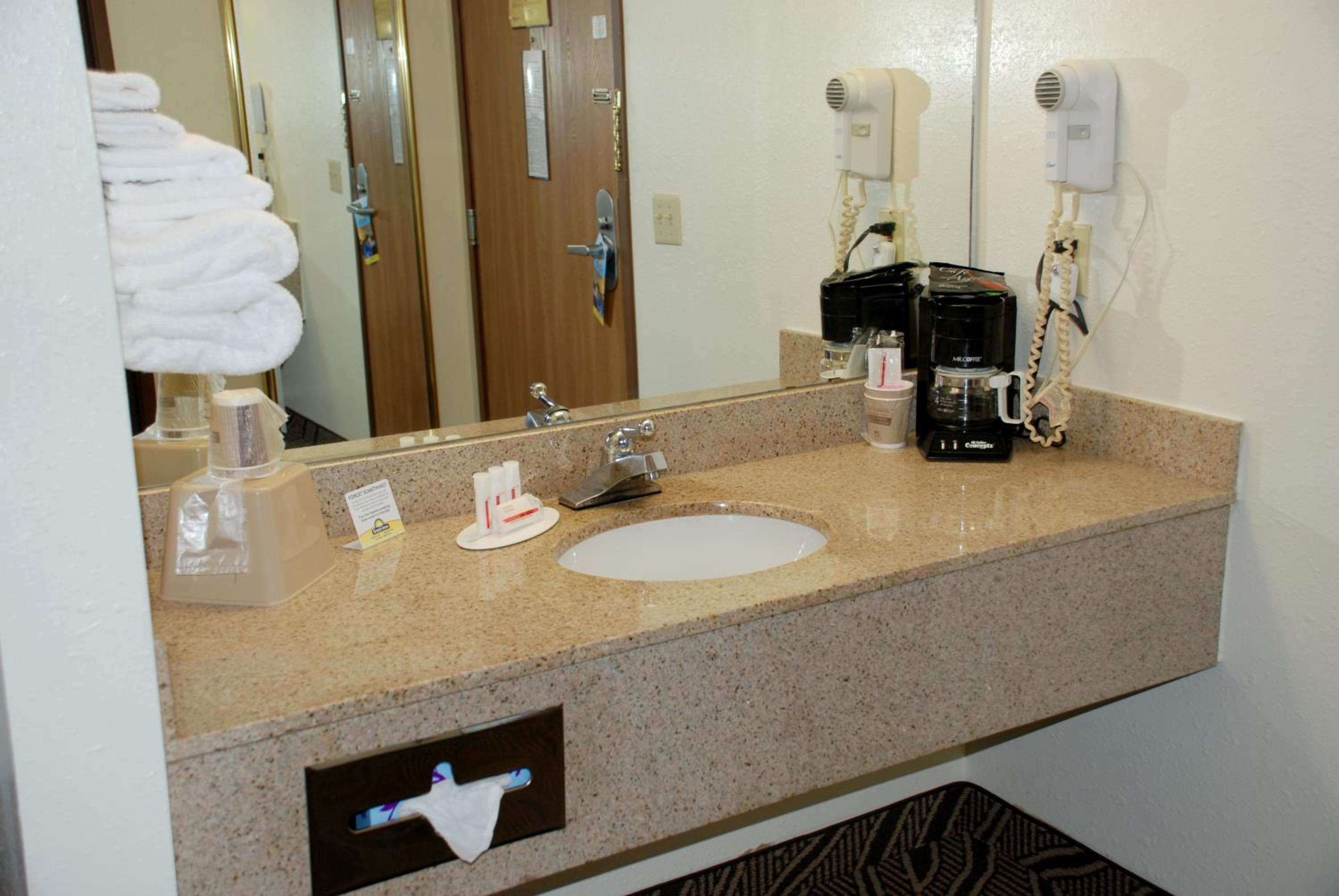 Queen Room with Two Queen Beds - Non-Smoking - Photo 2