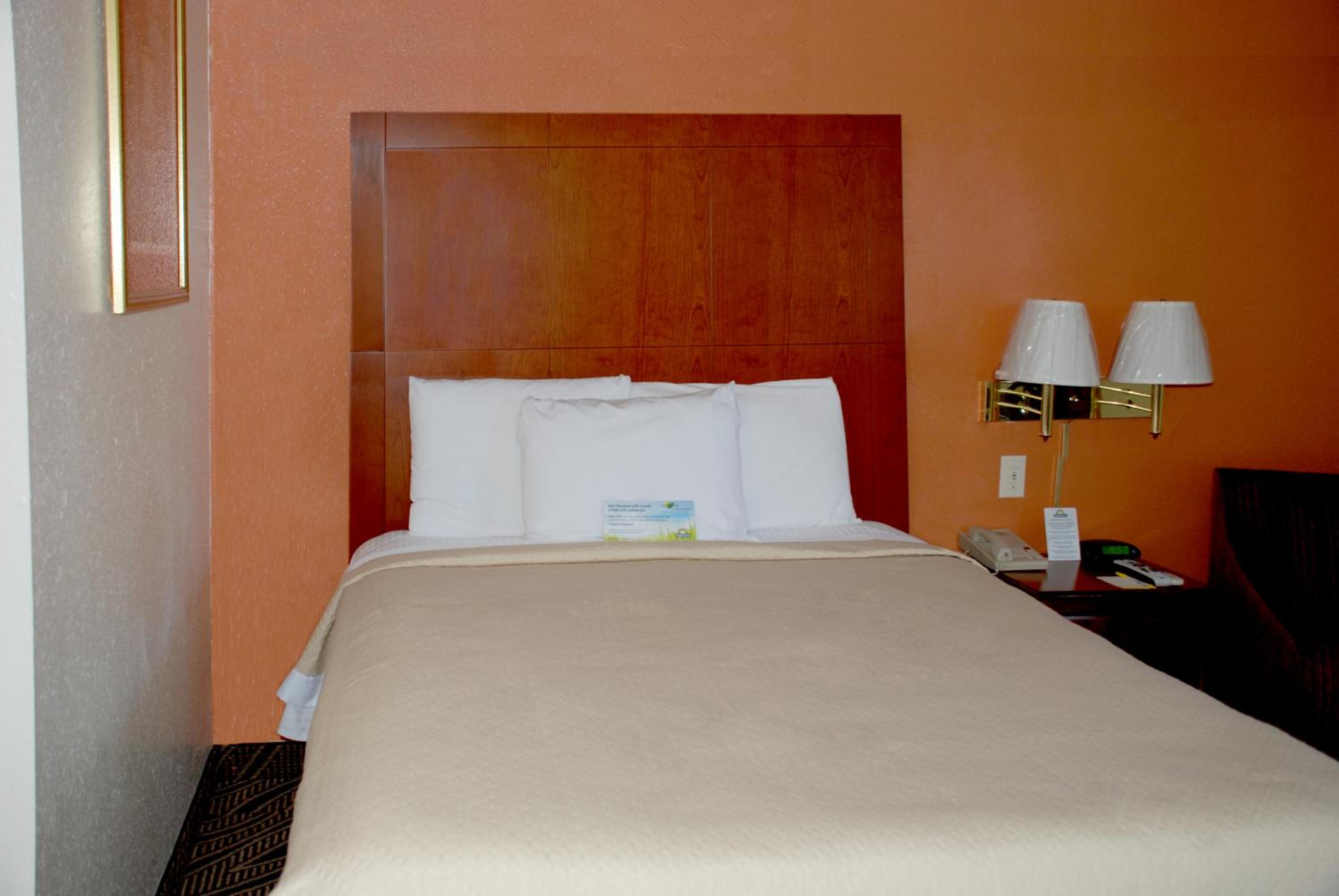 Queen Room - Non-Smoking - Photo 5