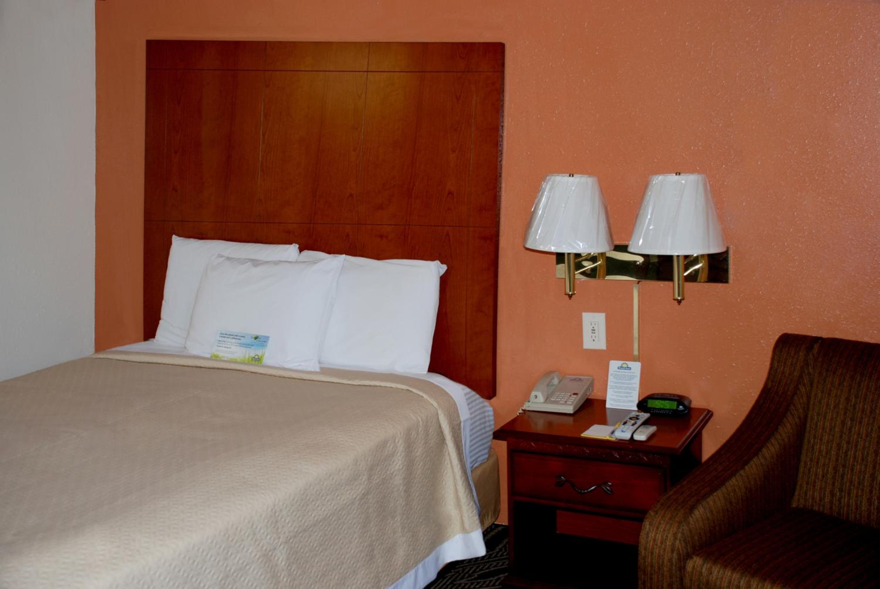 Queen Room - Non-Smoking - Photo 4
