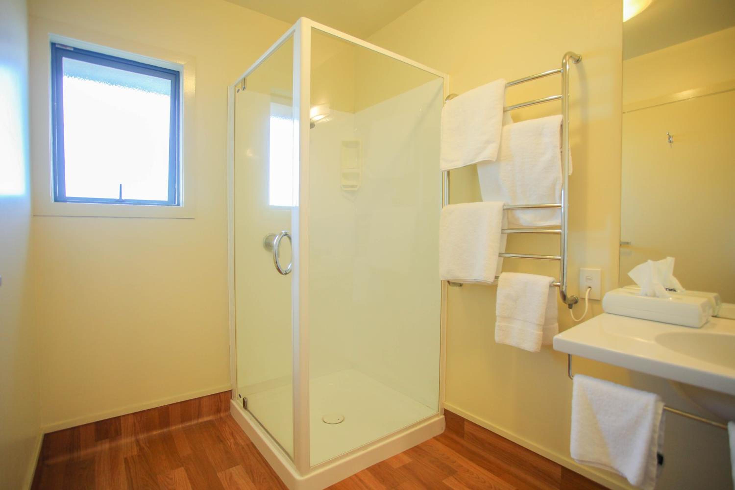 Executive Queen Room with Balcony - Photo 2