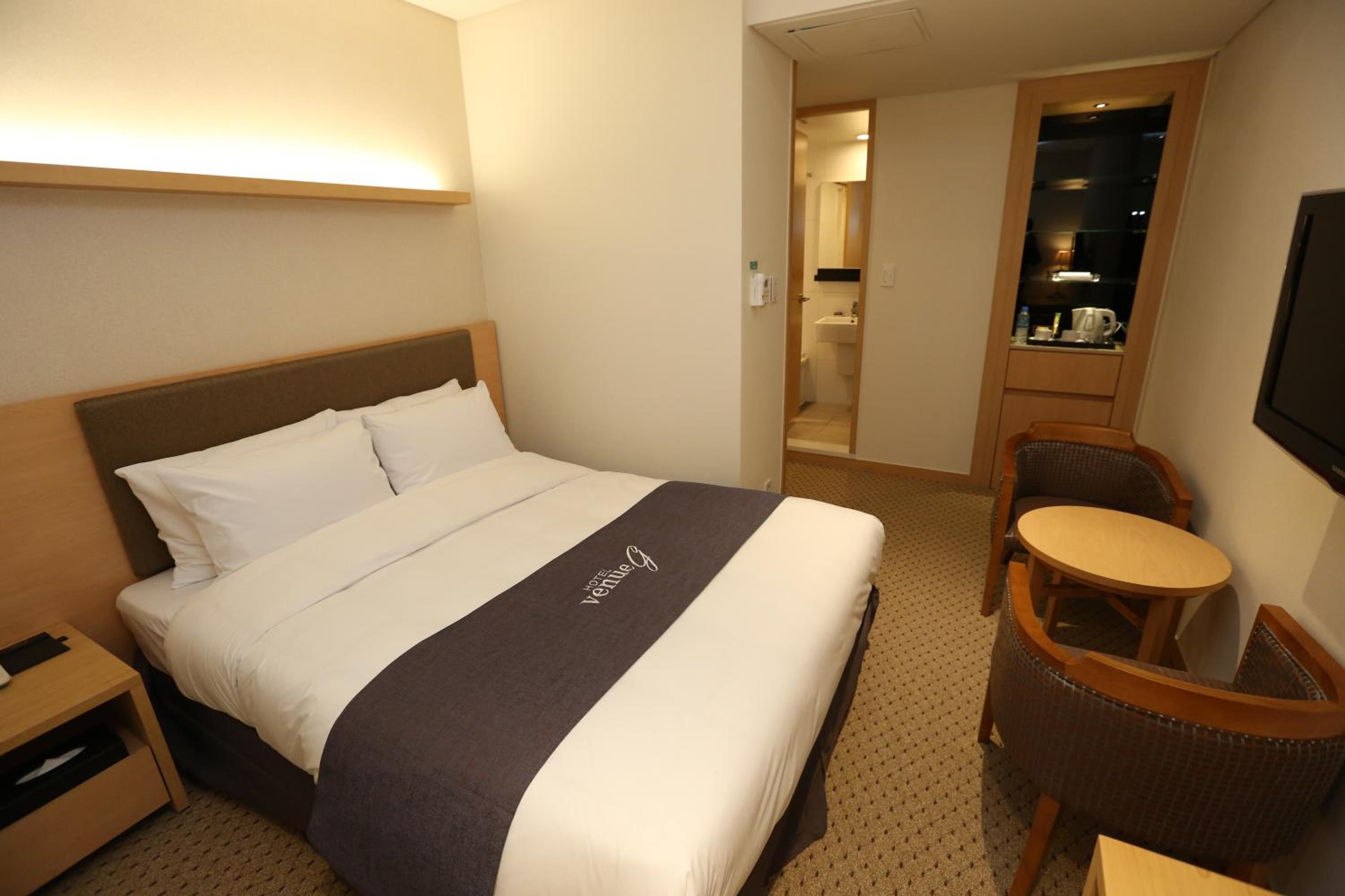 Budget Double Room (No Window) photo 2