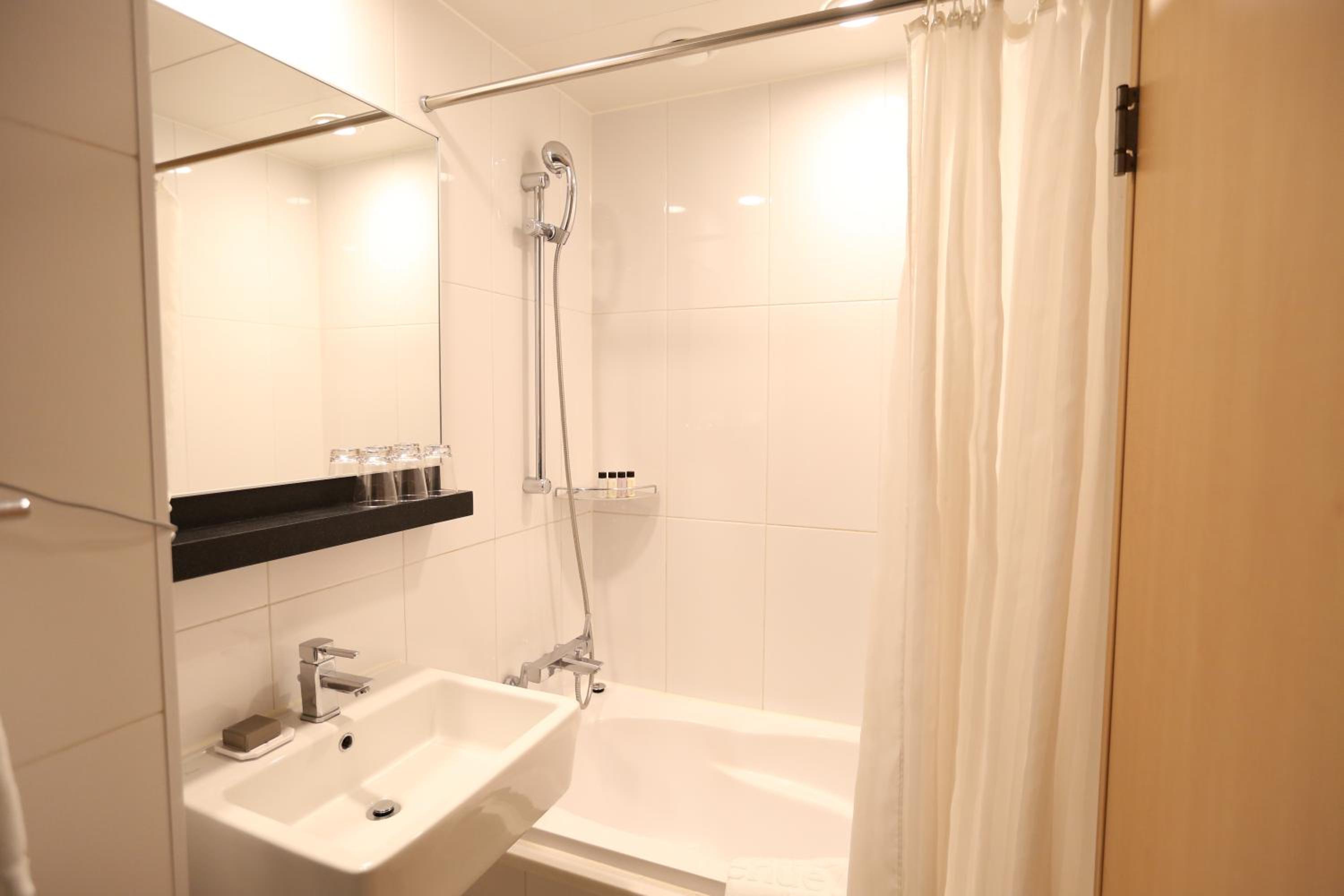 Deluxe Triple Room with Bath photo 2