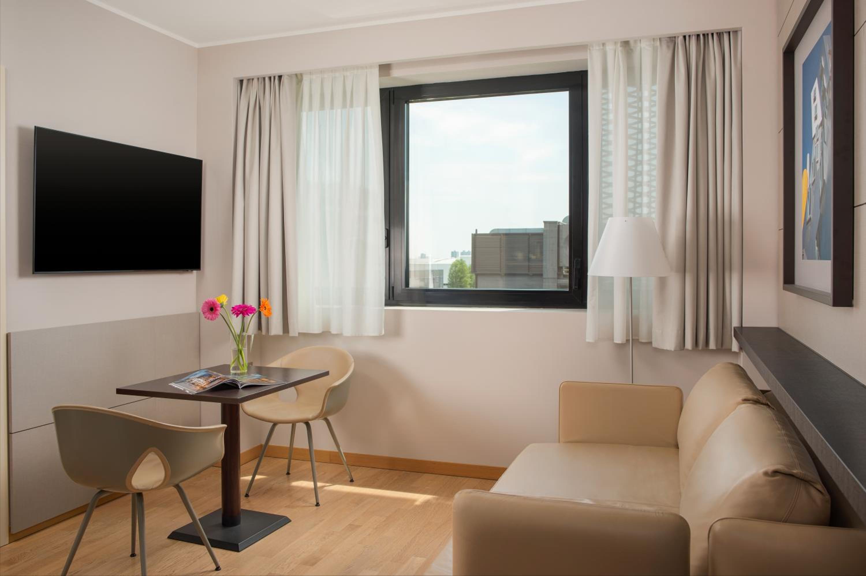 Suite - Photo 3