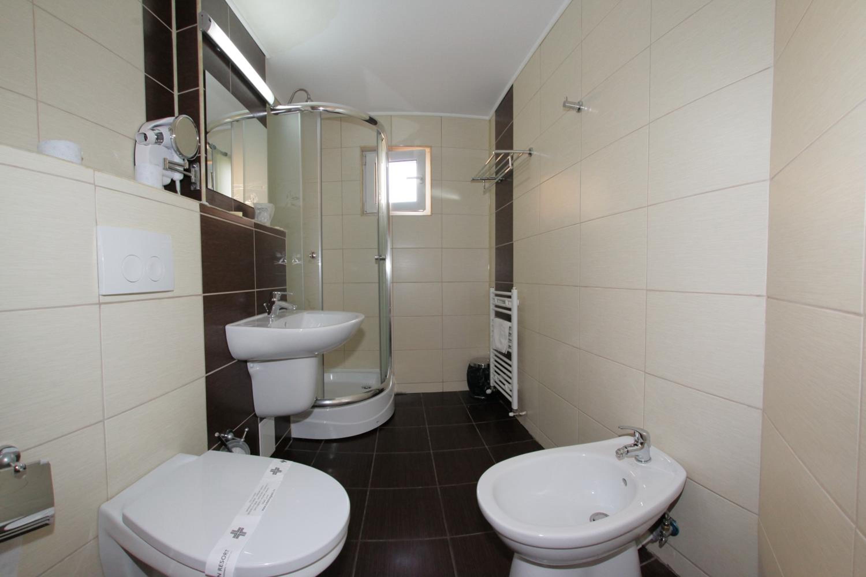 Standard King Room - Photo 9