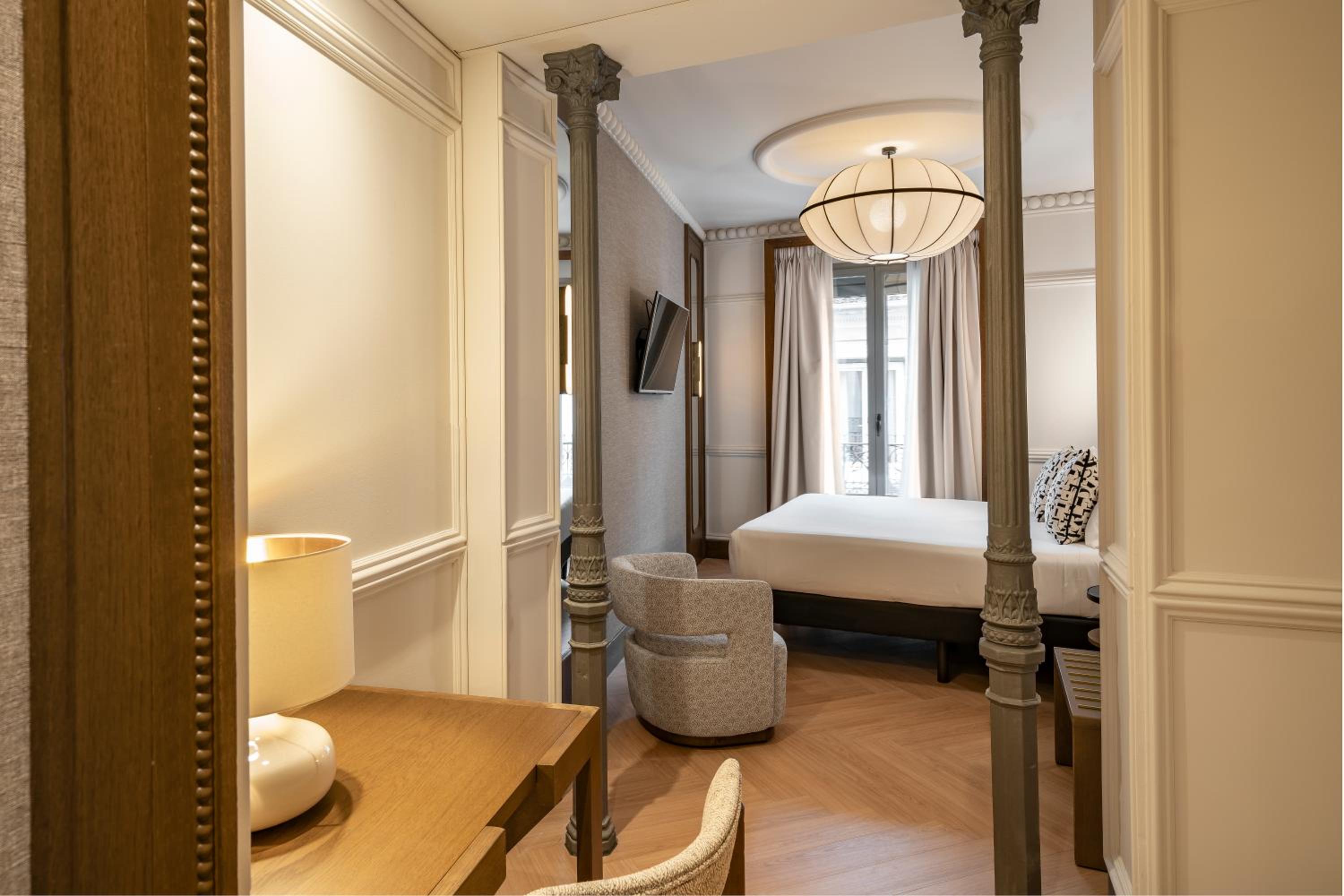 Superior Double Room with Balcony and Barrio de las Letras Views thumbnail 6