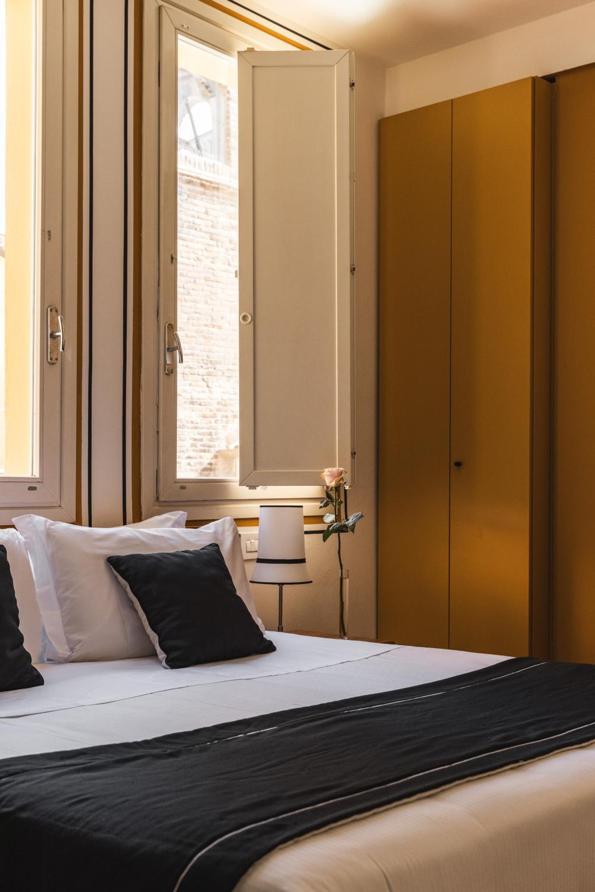 Classic Double or Twin Room - Photo 6