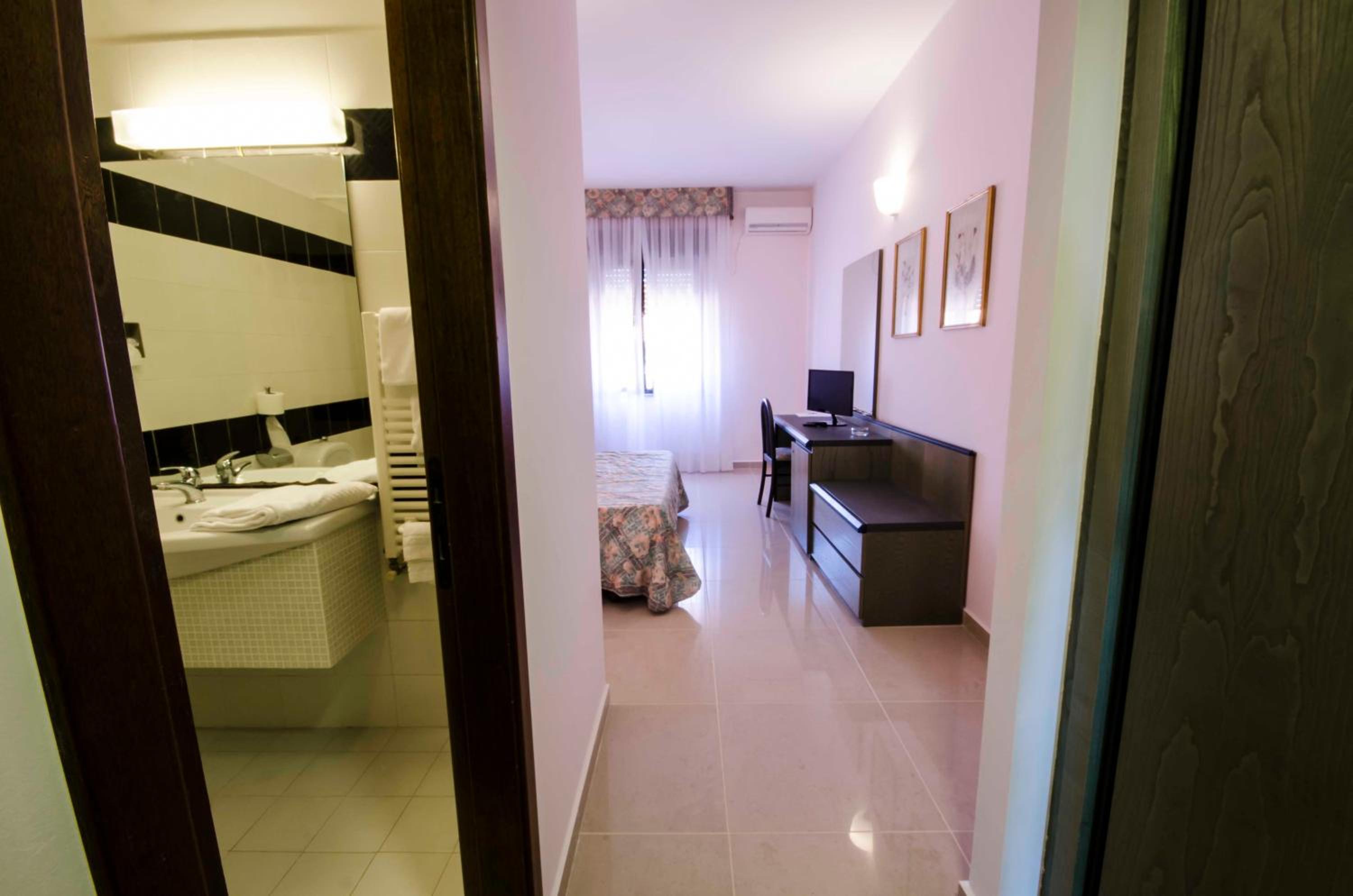 Standard Double Room - Photo 3