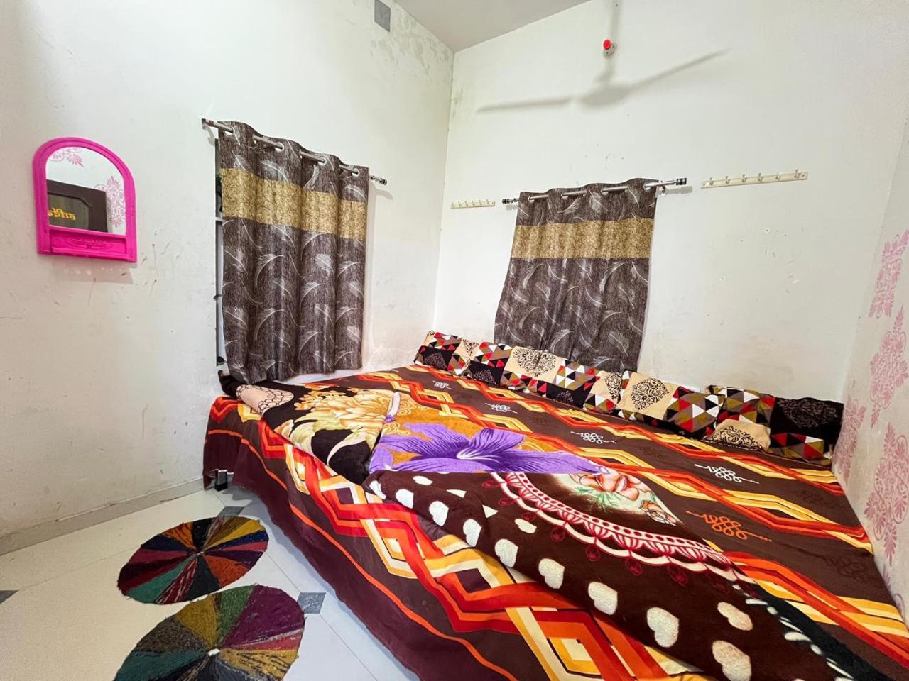 Basic Triple Room with Shared Bathroom photo 2