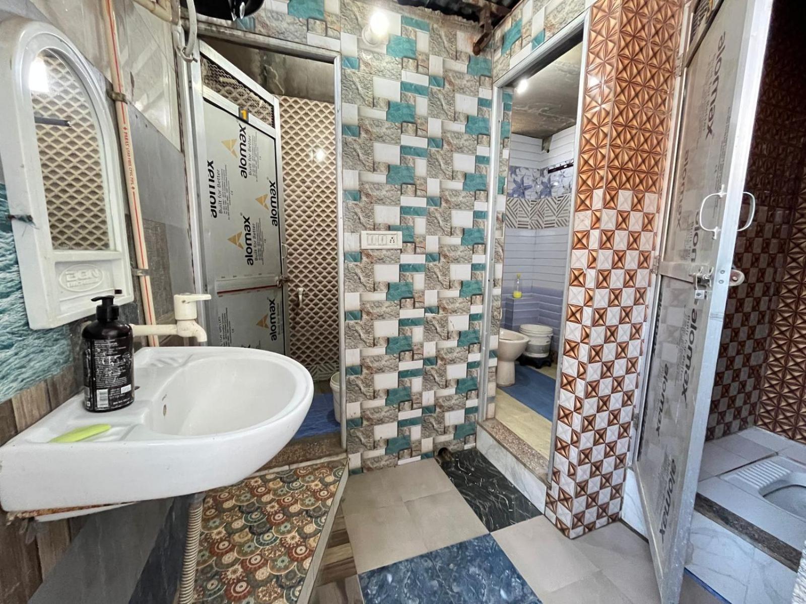 Basic Triple Room with Shared Bathroom photo 3