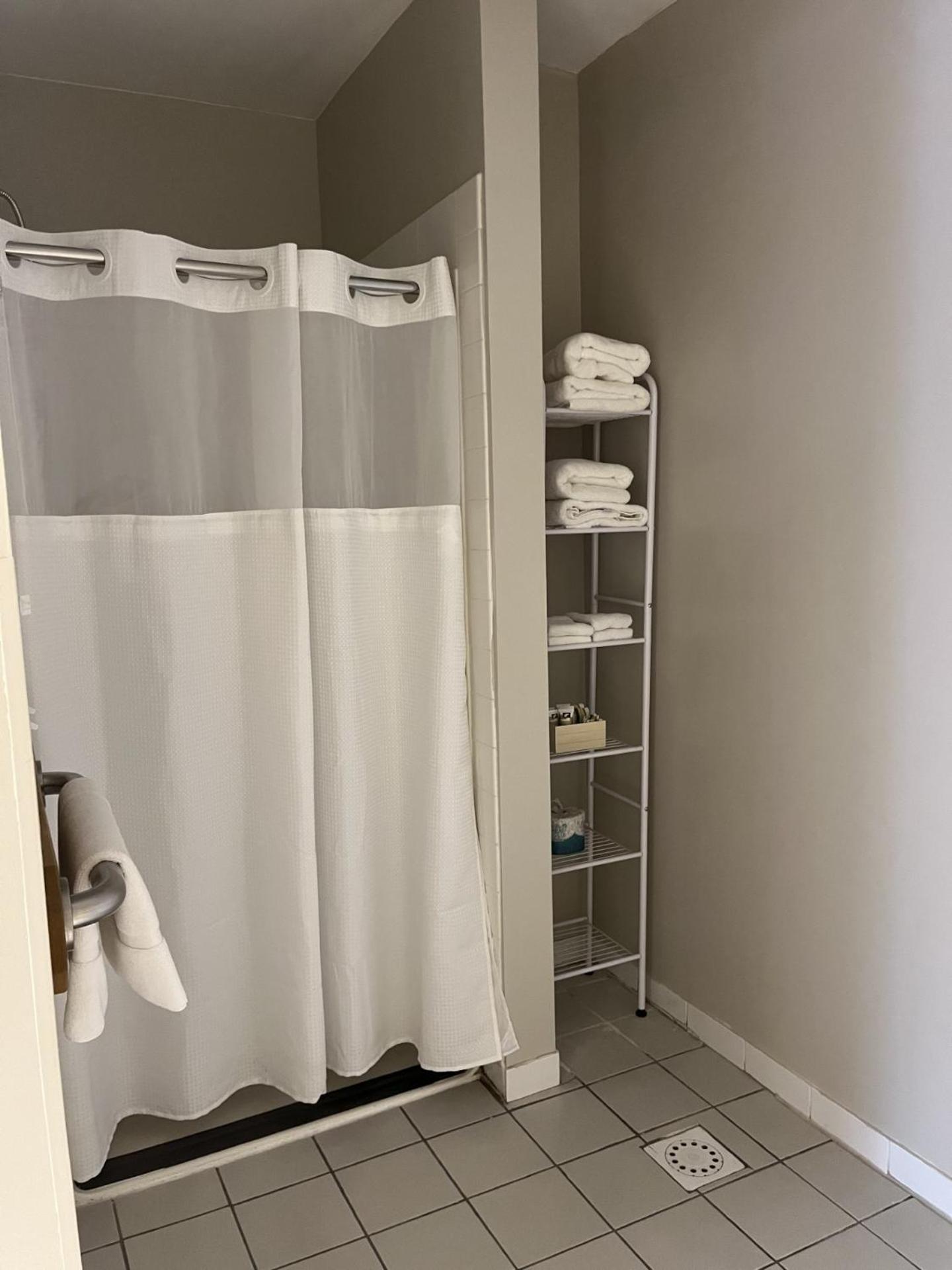 Queen Room - Disability Access - Photo 3