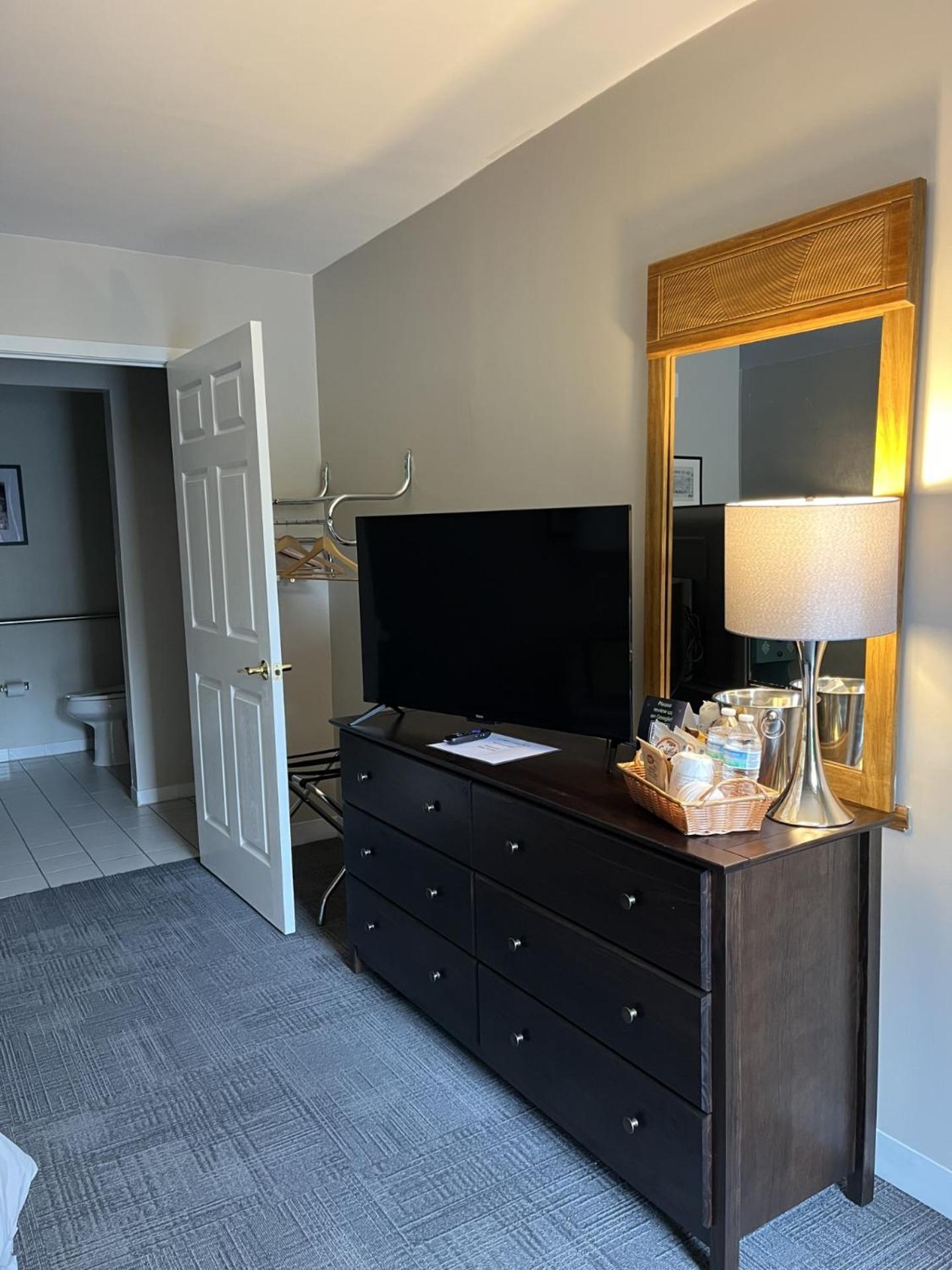 Queen Room - Disability Access - Photo 4