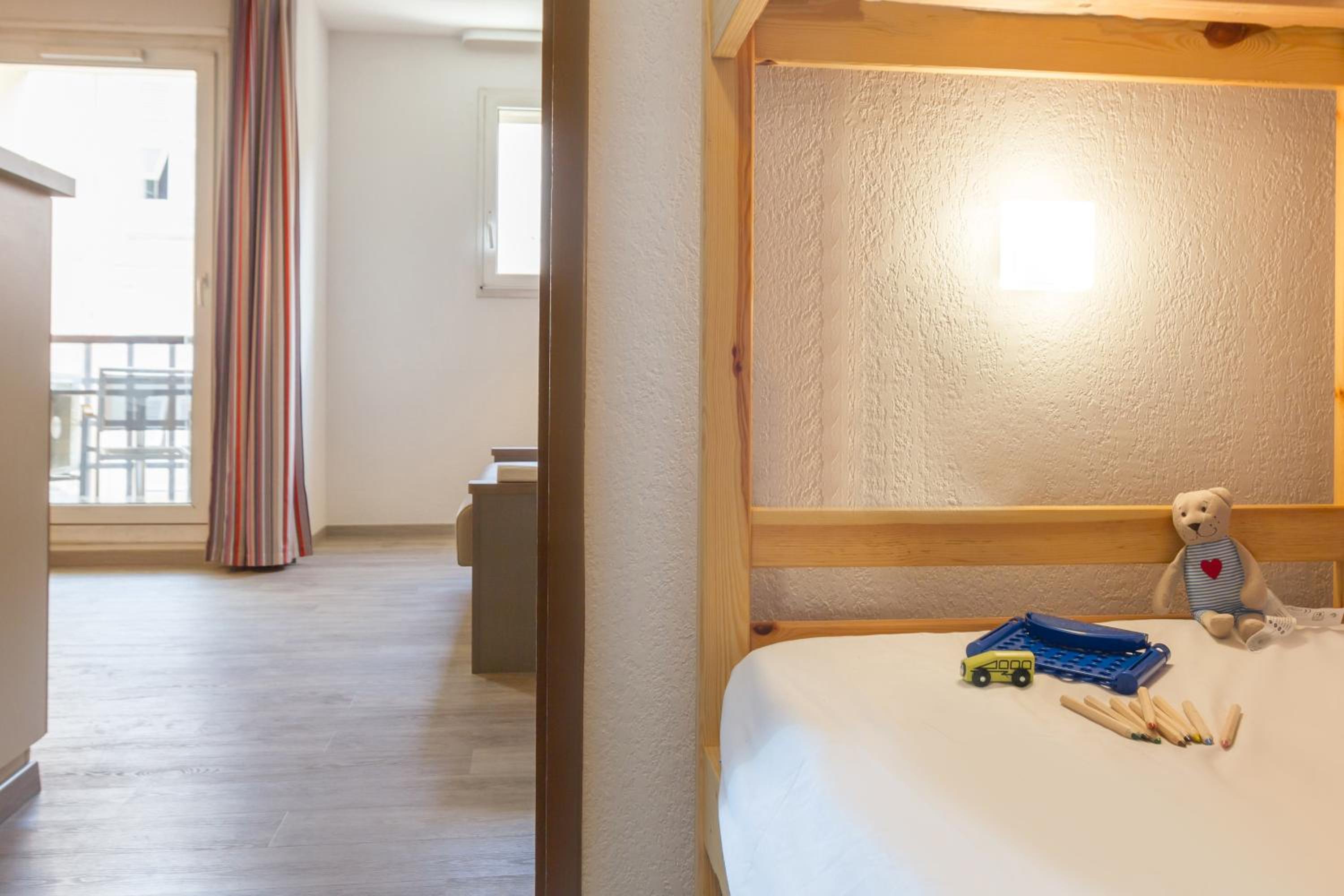 Superior One-Bedroom Apartment with Sleepling Alcove, Air Conditioning and Balcony (6 People)