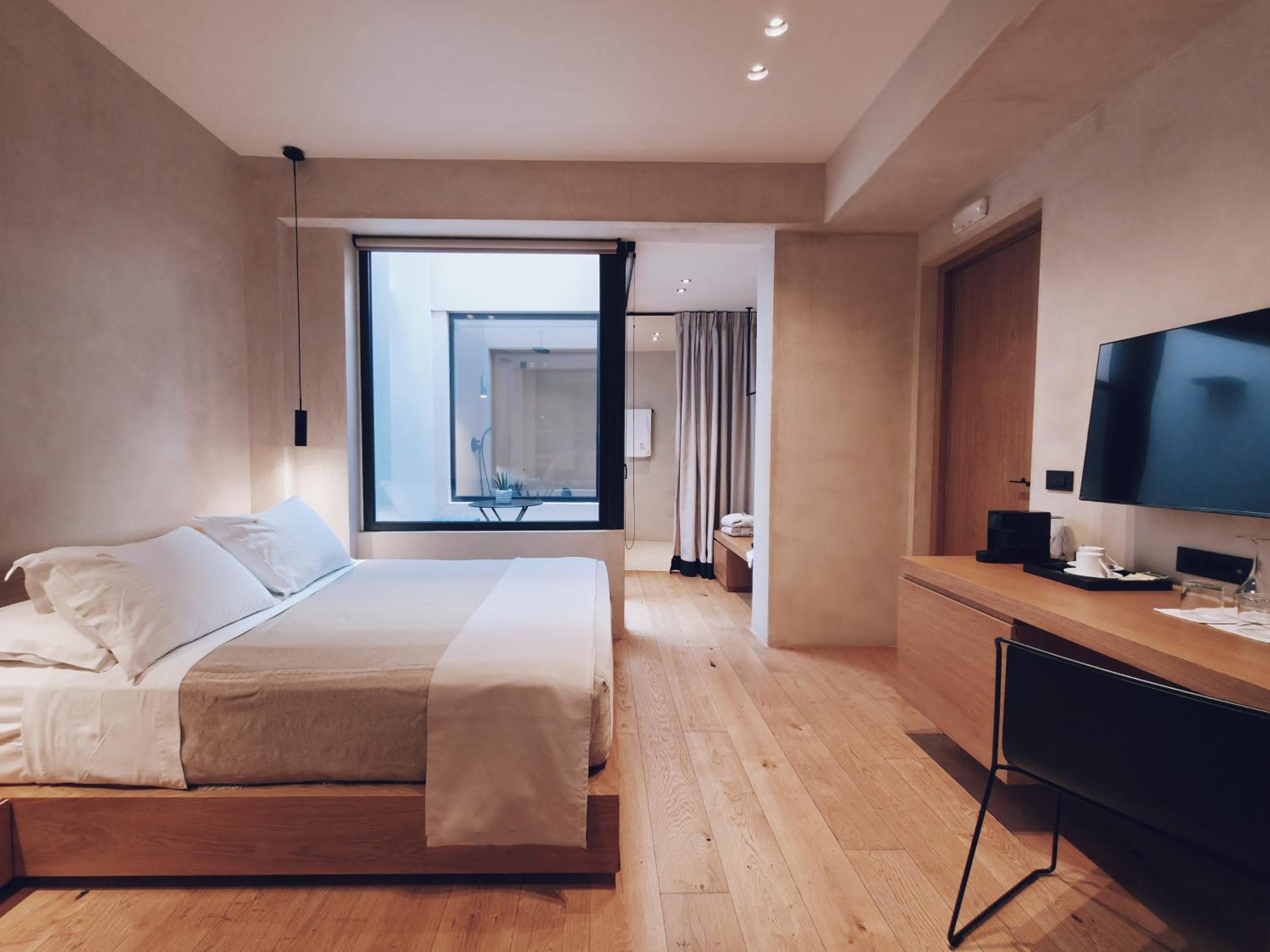 Design Suite with Indoor Hot Tub & Cozy Outdoor Area