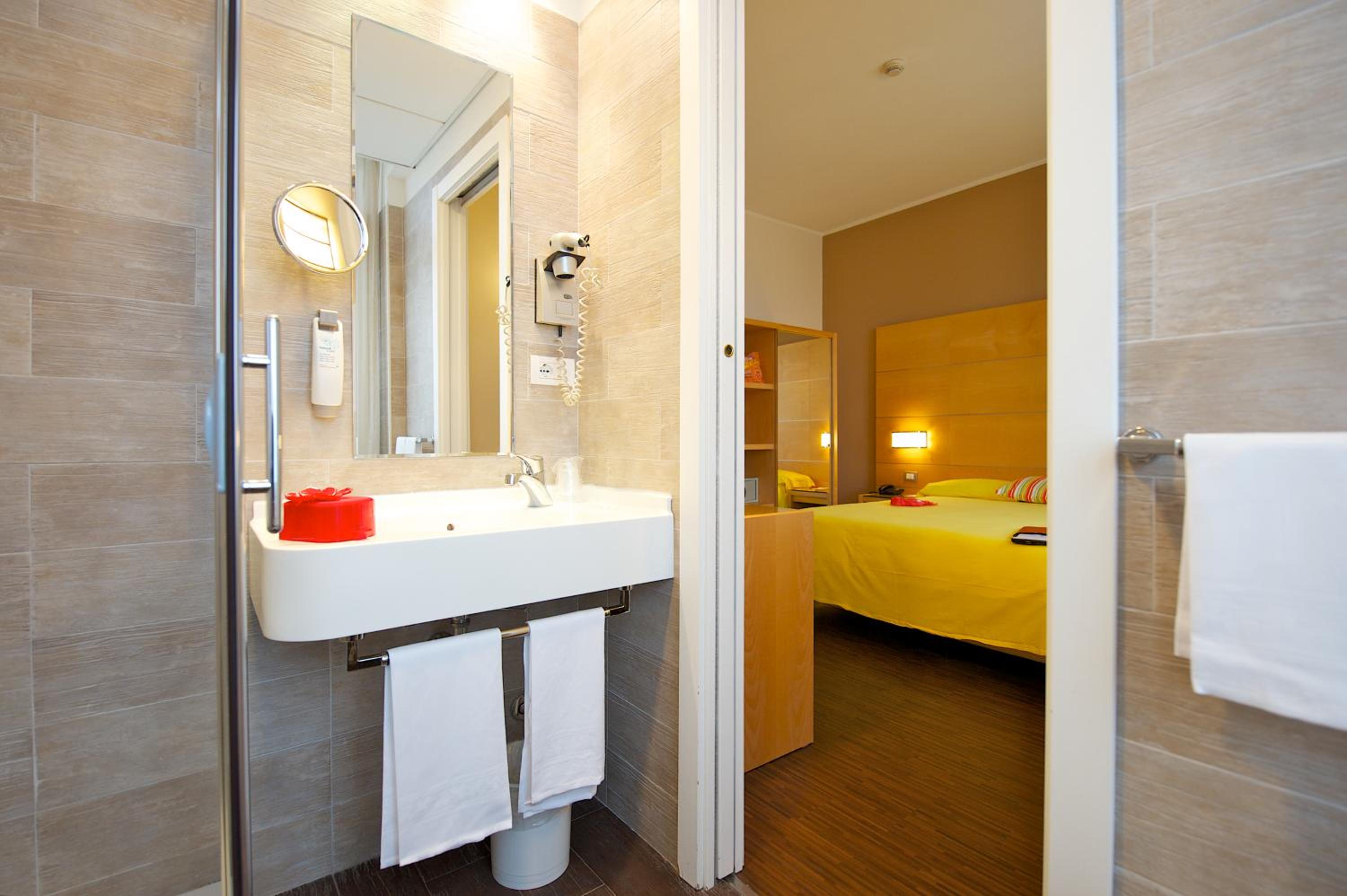 Standard Double Room - Photo 17