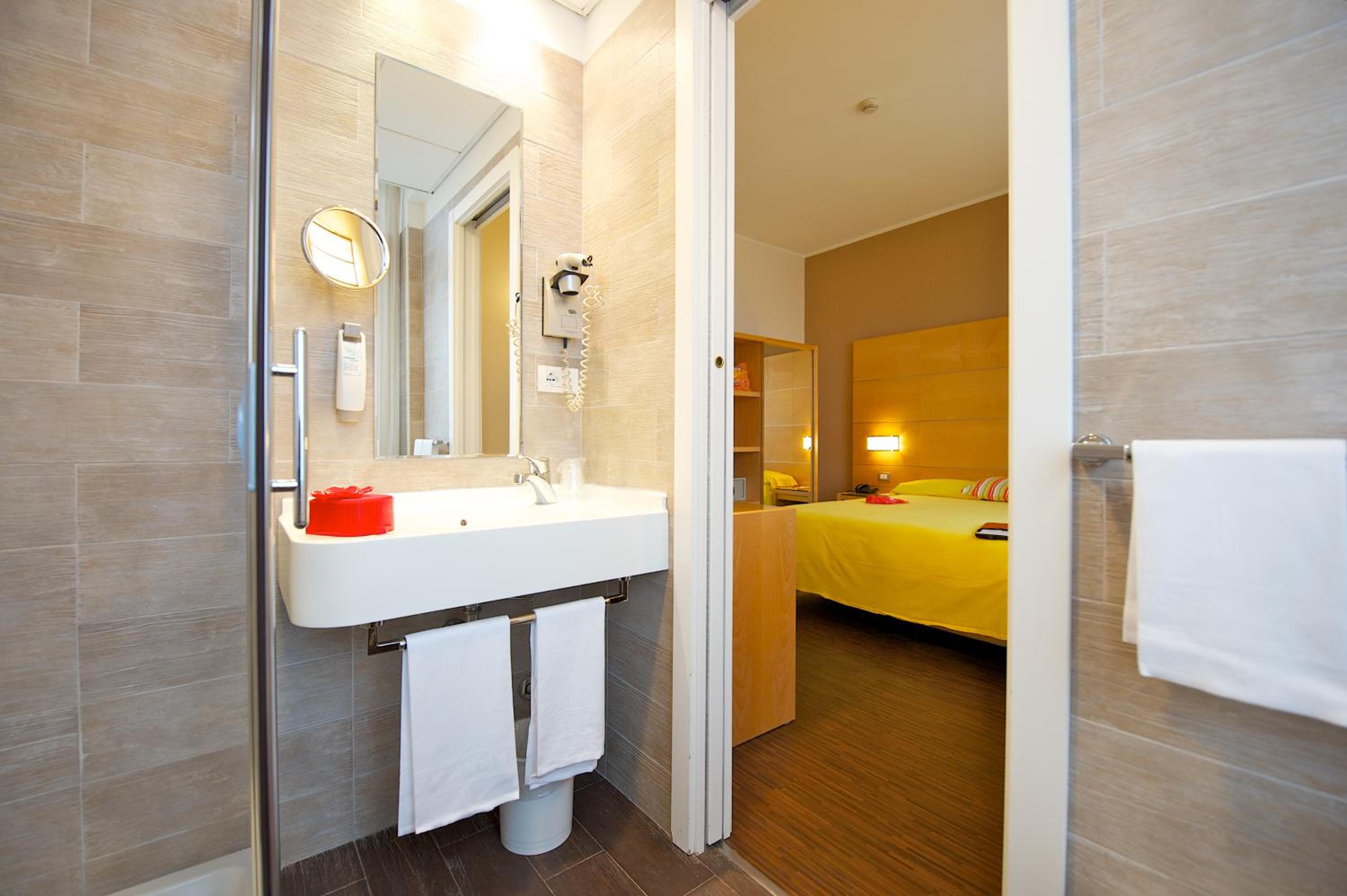 Standard Double Room - Photo 15