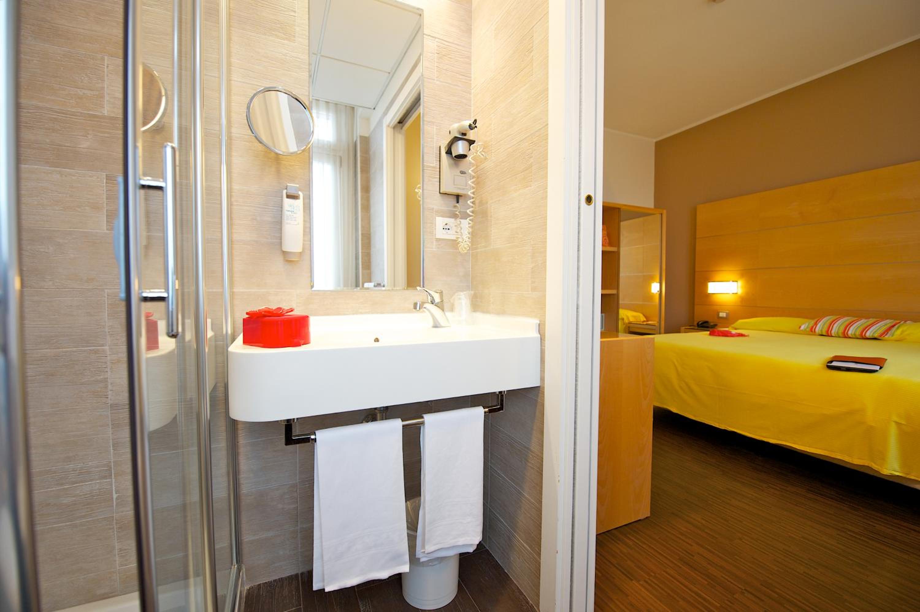 Standard Double Room - Photo 14