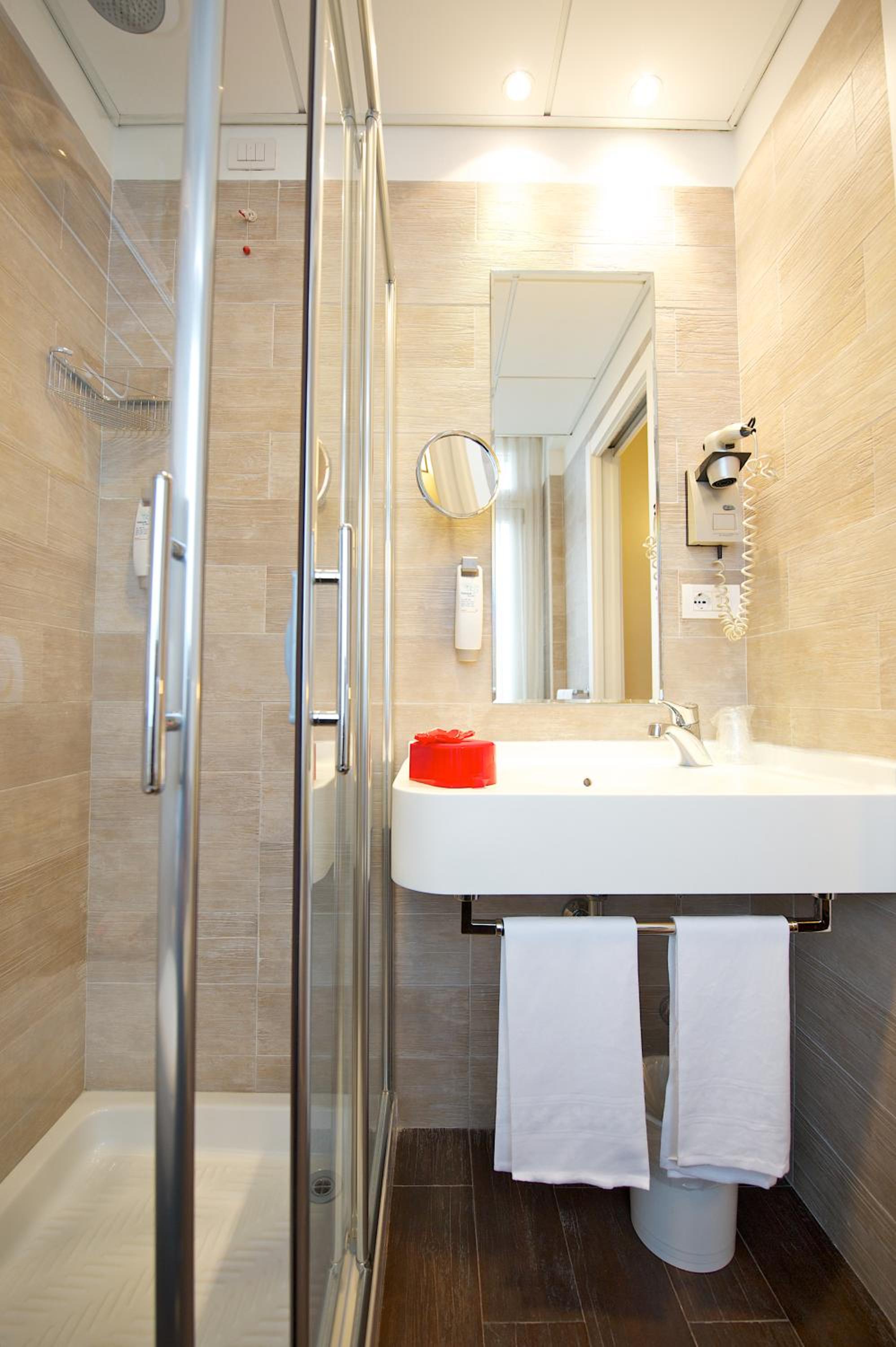 Standard Double Room - Photo 13