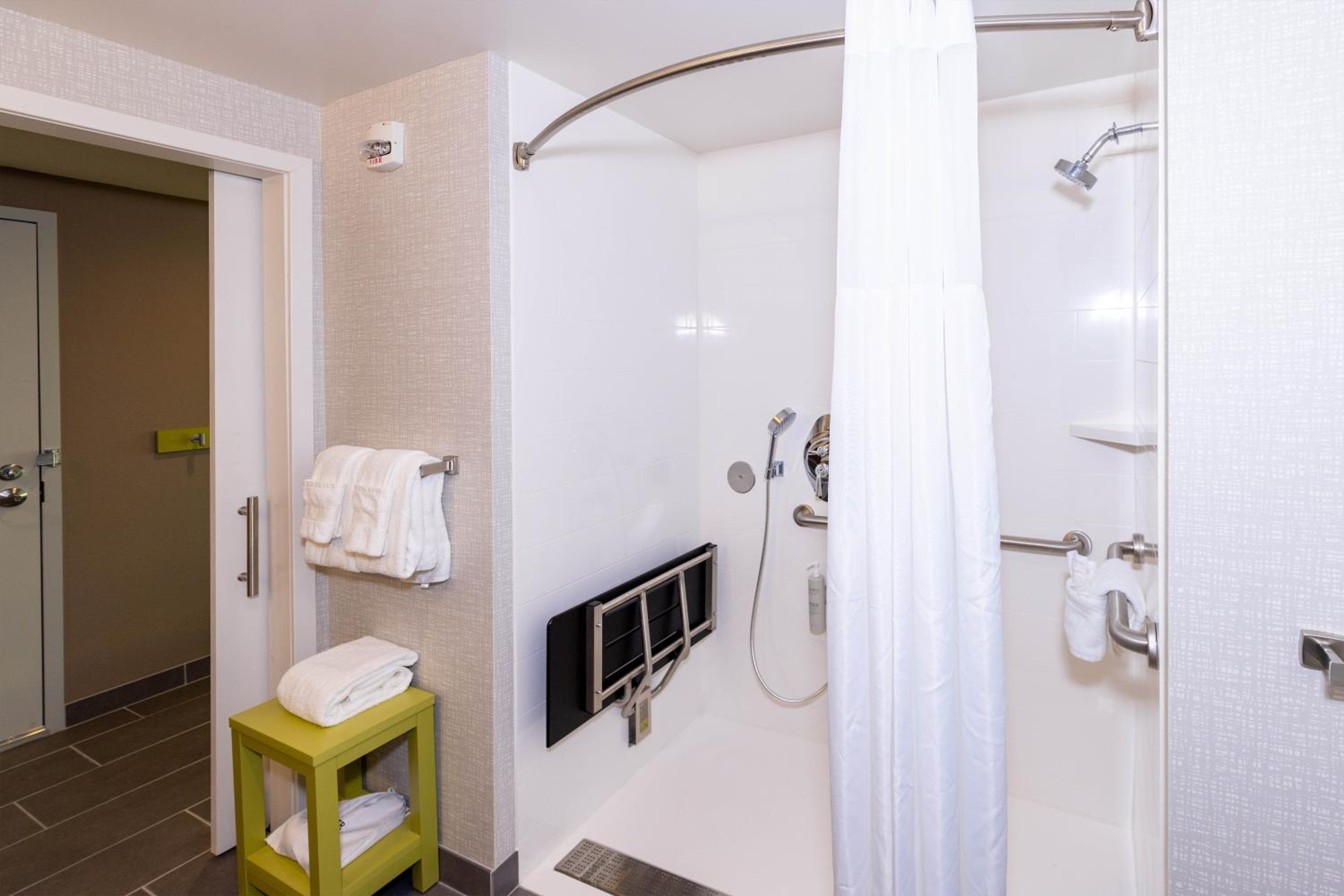 King Room with Roll-In Shower - Mobility/Hearing Accessible - Photo 3