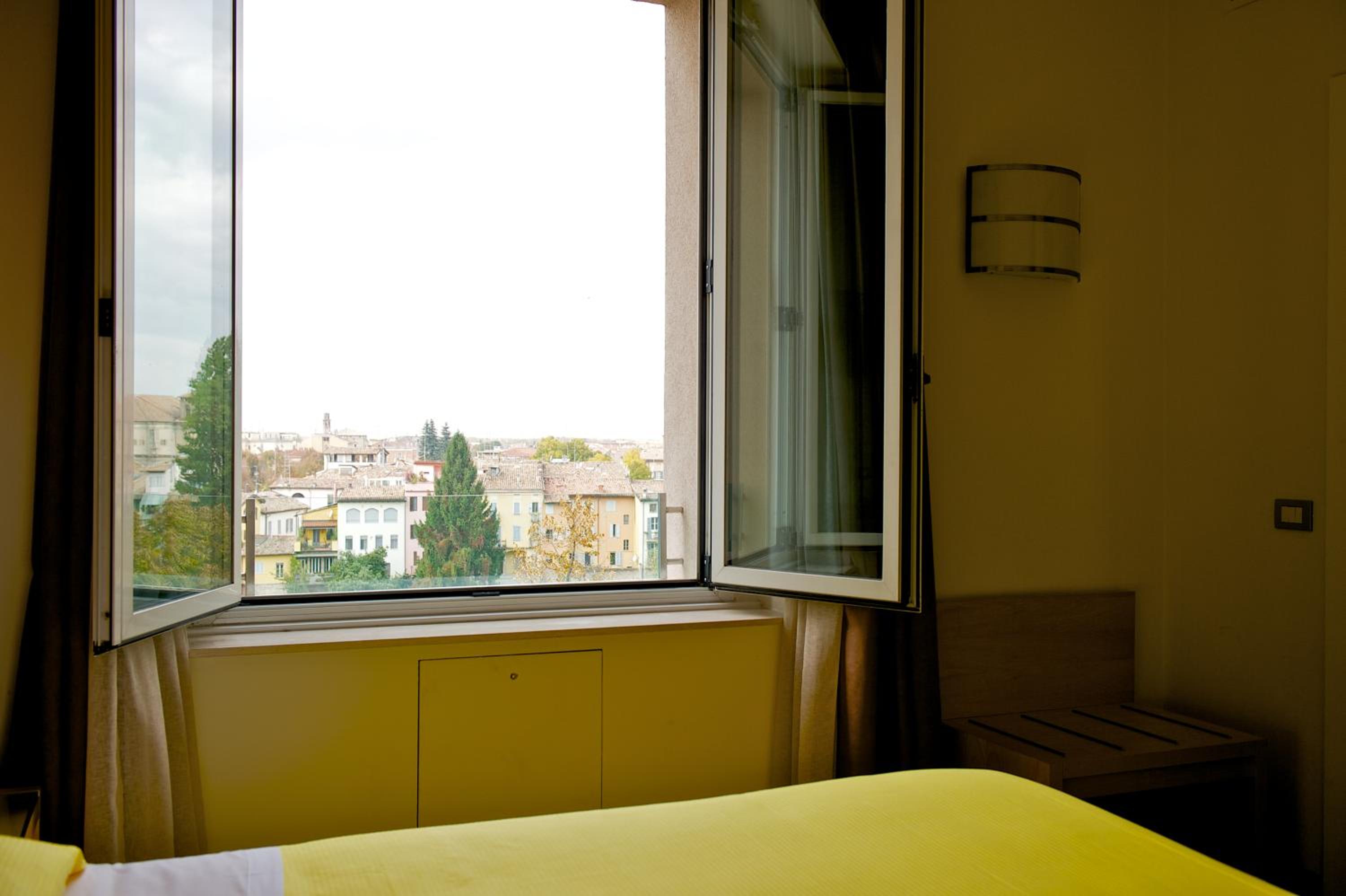 Standard Double Room - Photo 9