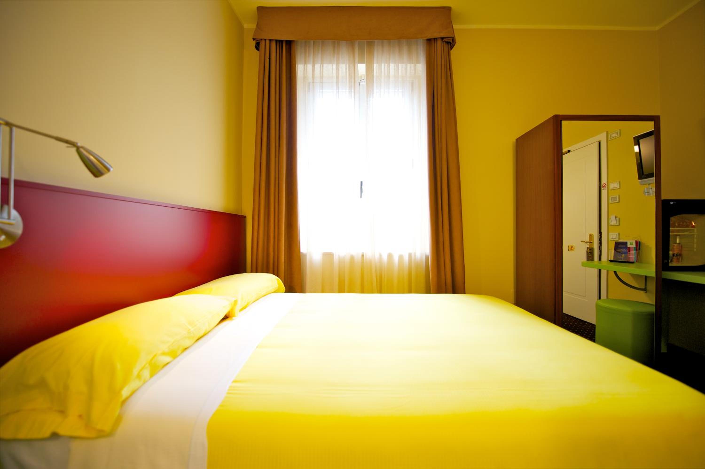 Standard Double Room - Photo 21