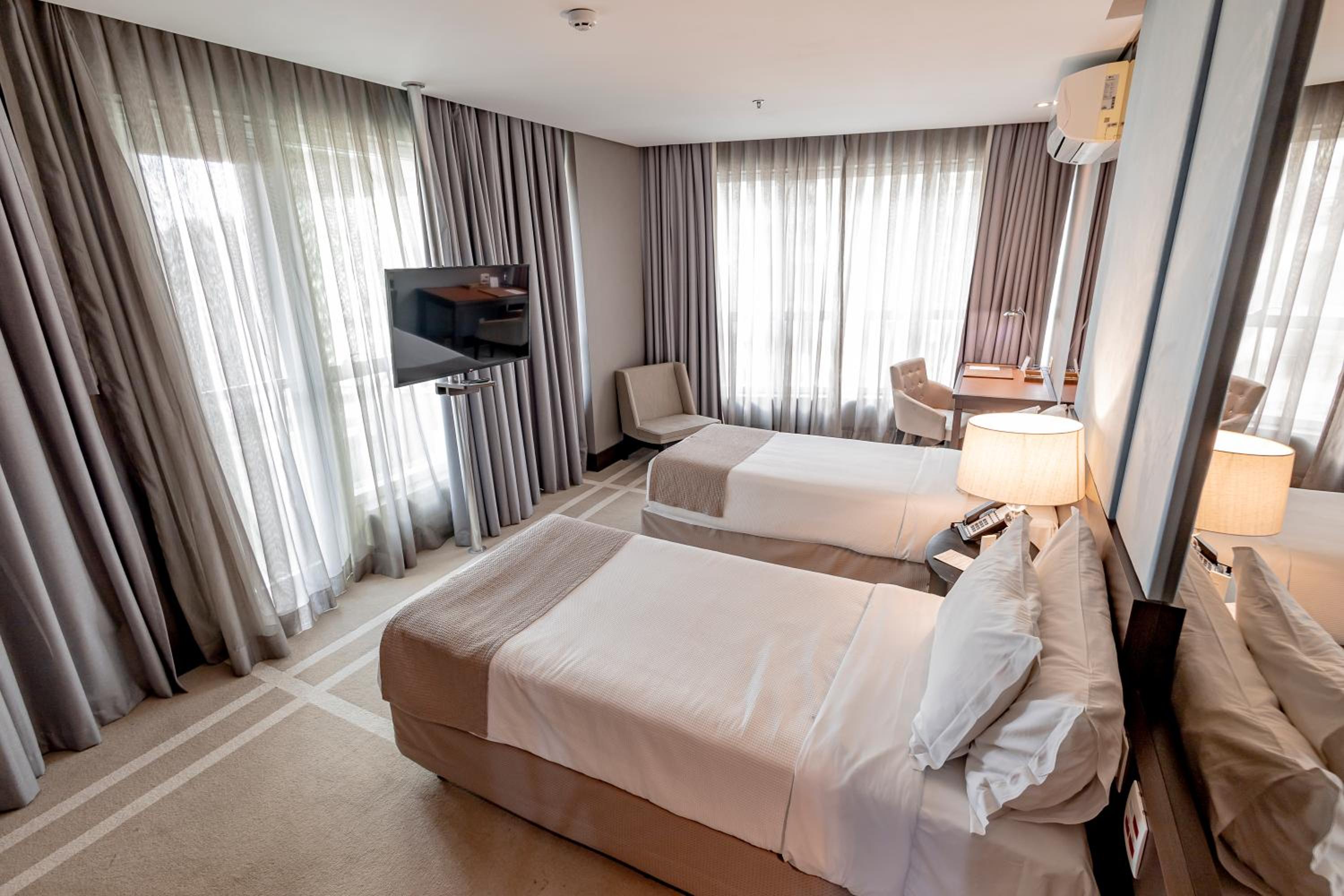 Standard Twin Room thumbnail 5