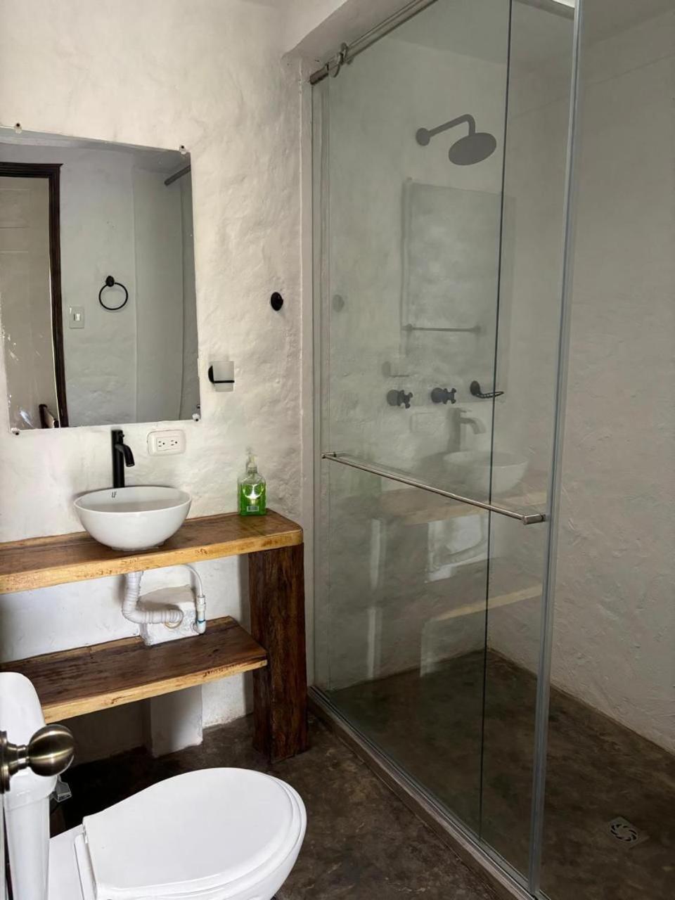 Eight-Bedroom House photo 3