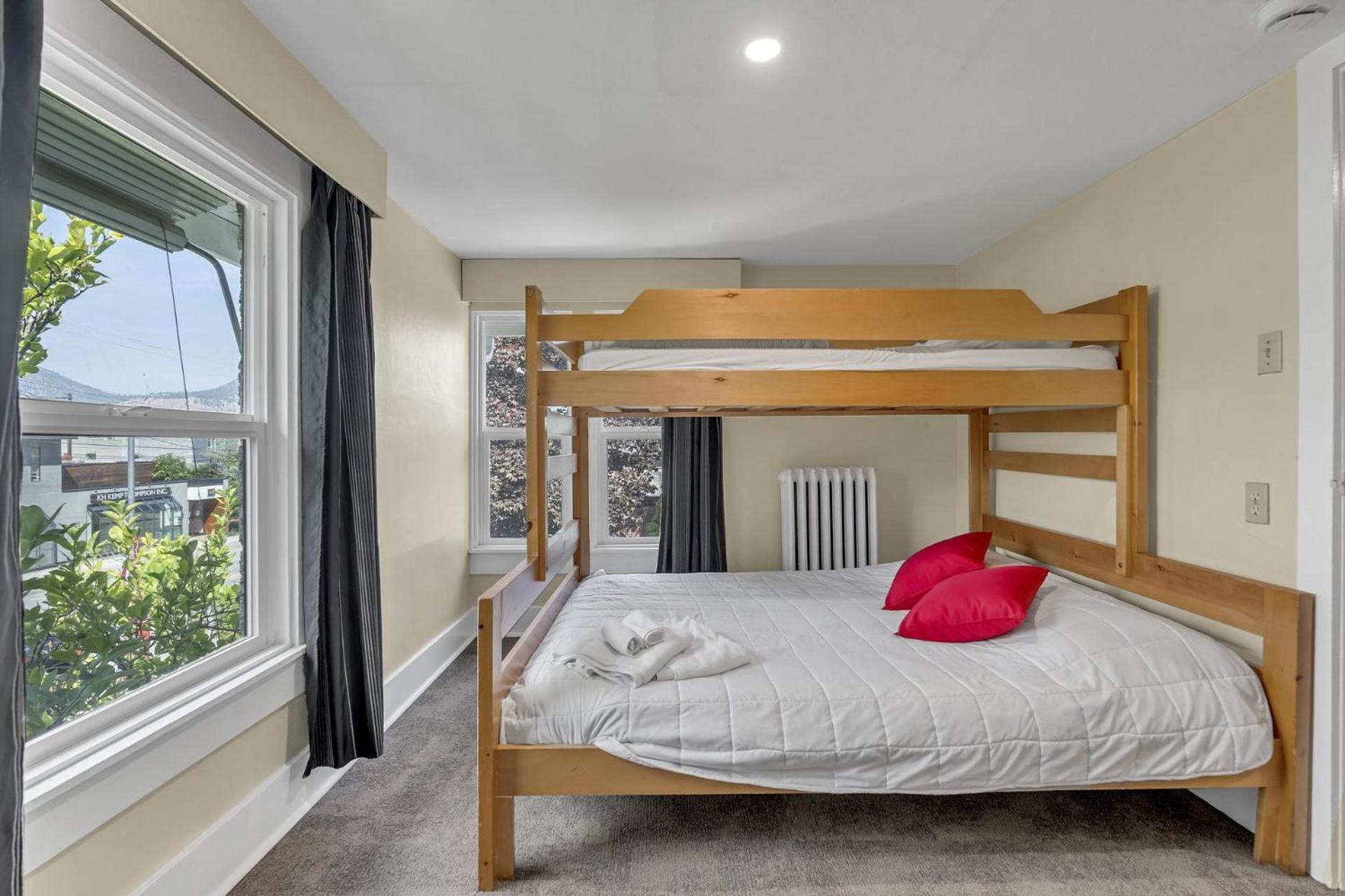 Triple Room with Shared Bathroom photo 3