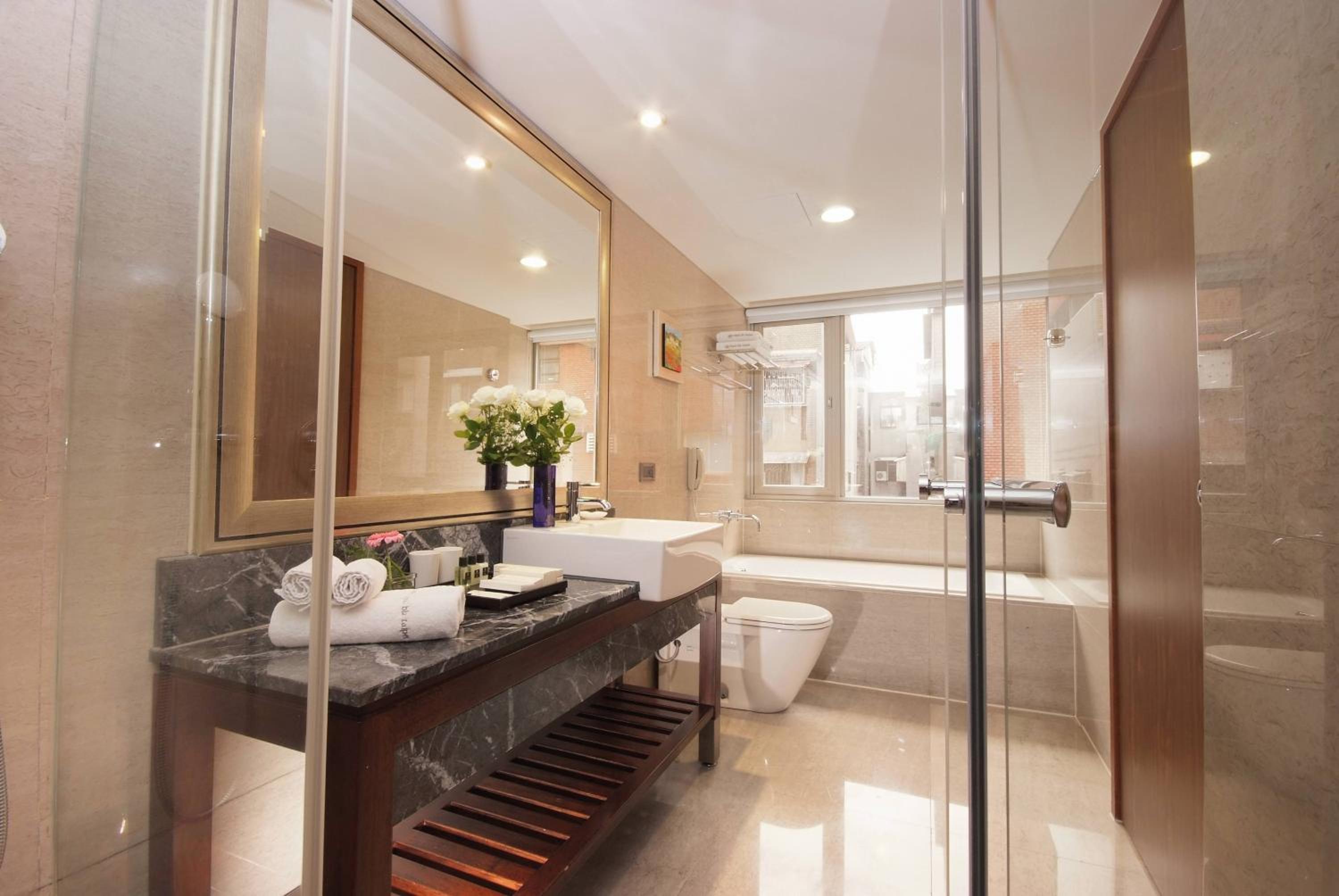Superior King Suite photo 3